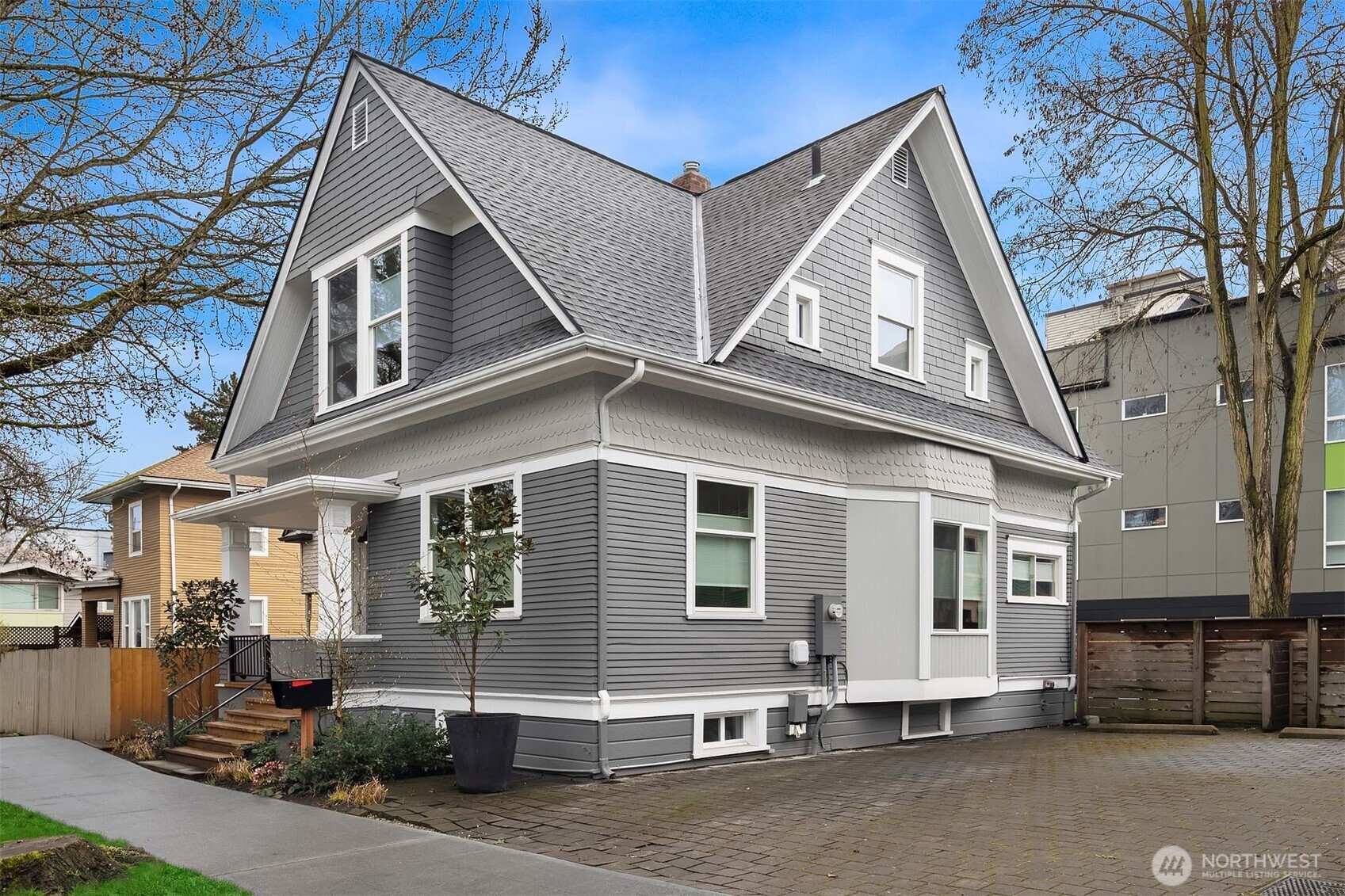 2009 E John Street