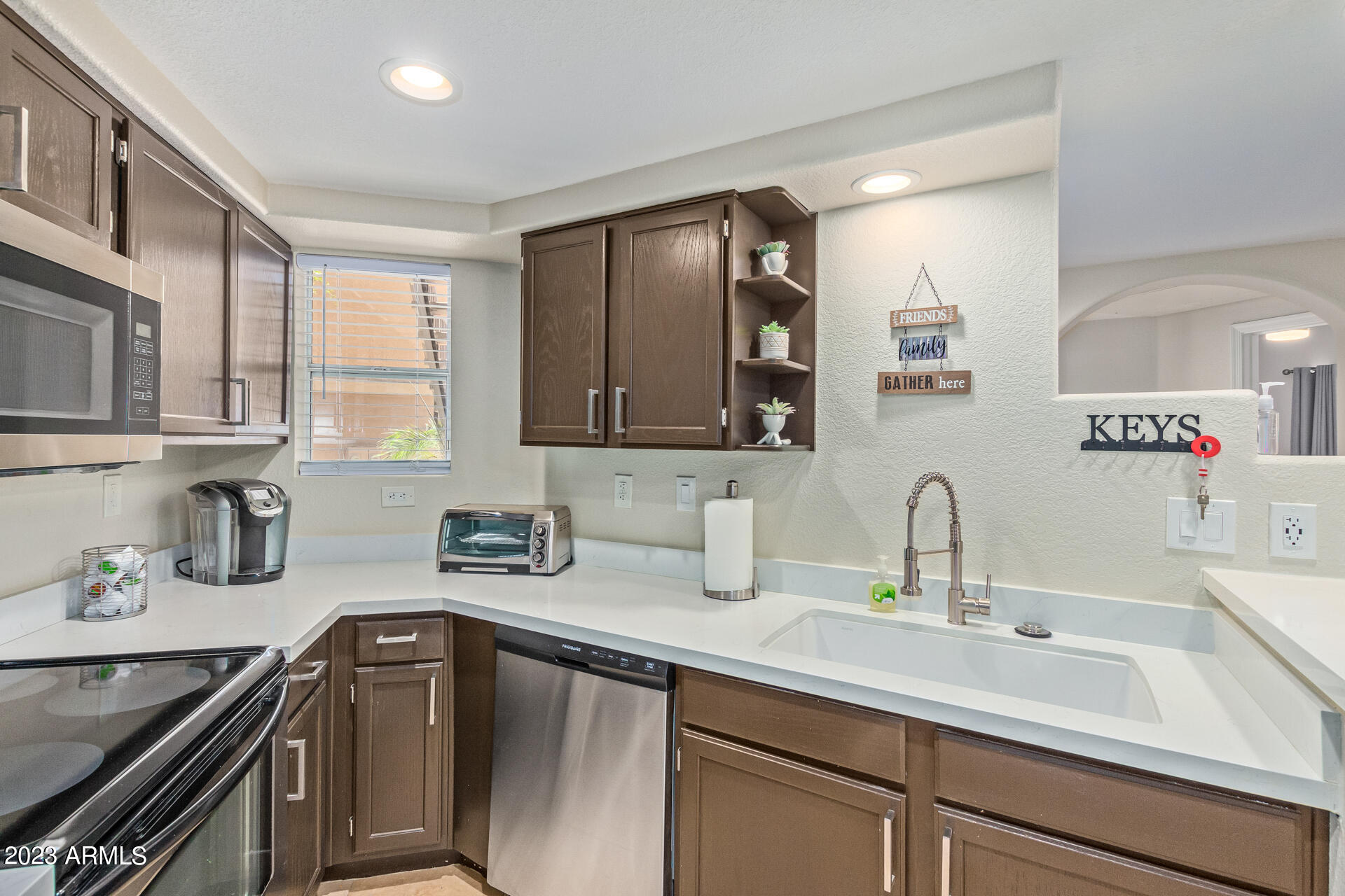 10410 N CAVE CREEK Road, 1081