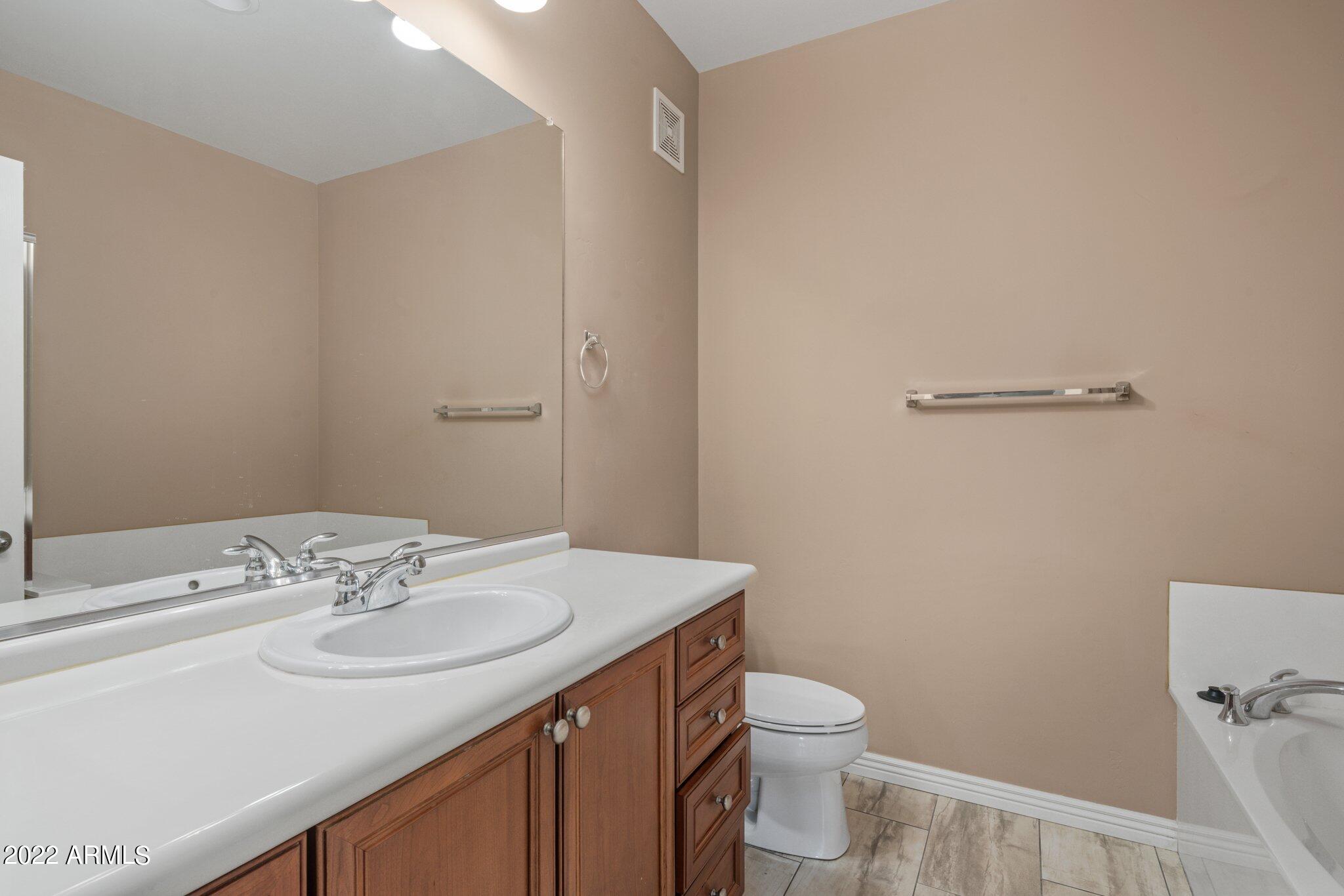 20660 N 40TH Street N, 1095