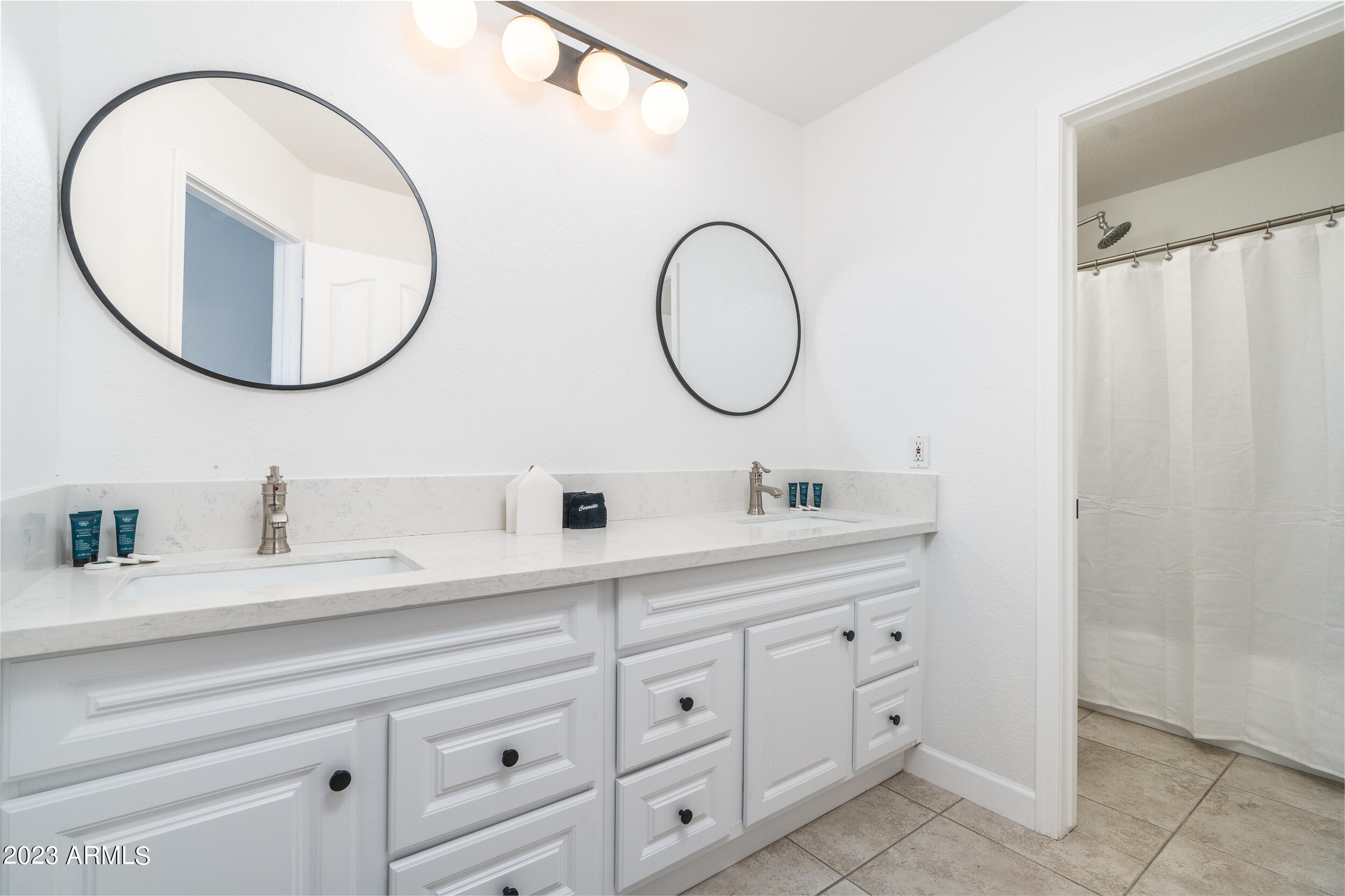 5335 E GROVERS Avenue