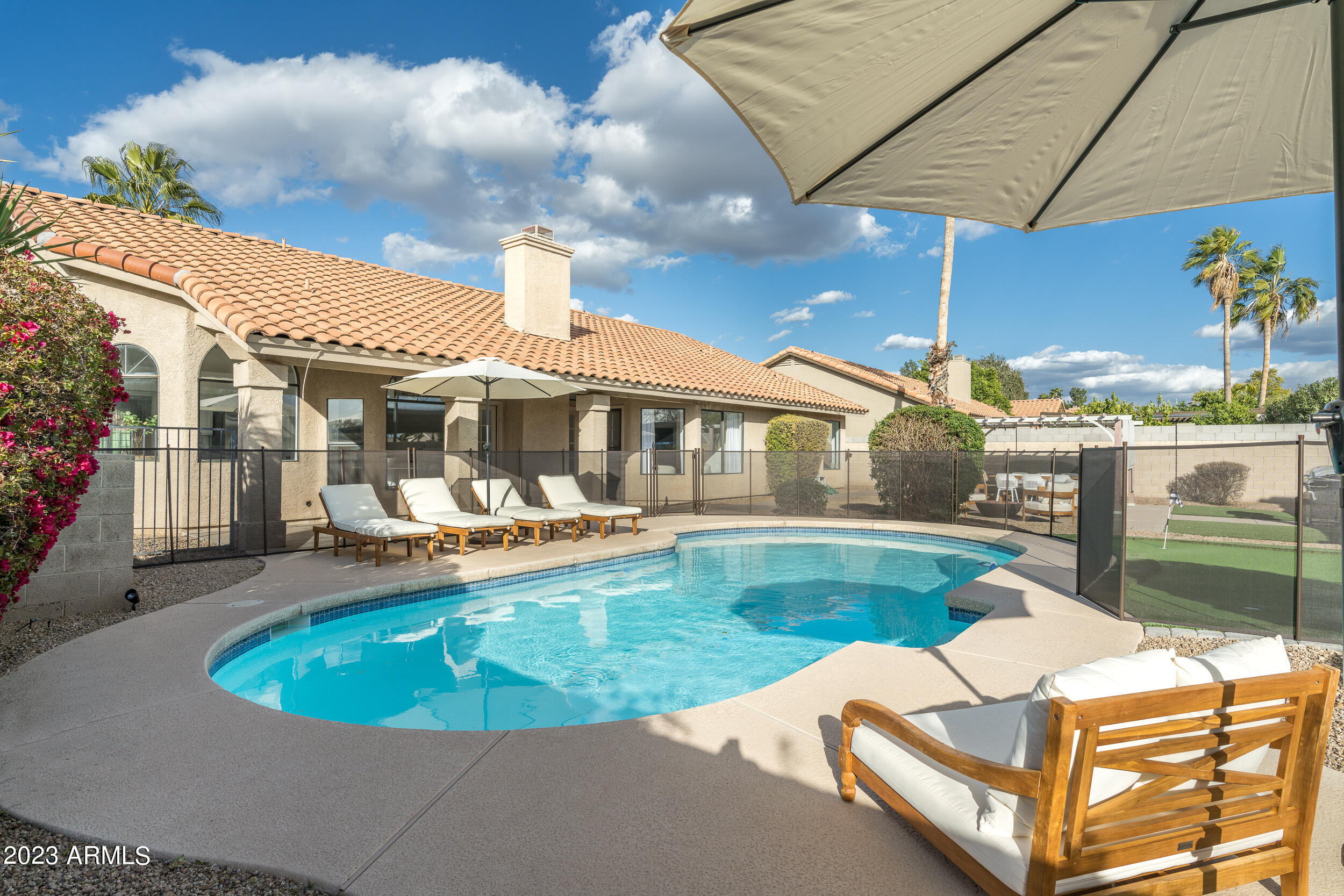 5335 E GROVERS Avenue