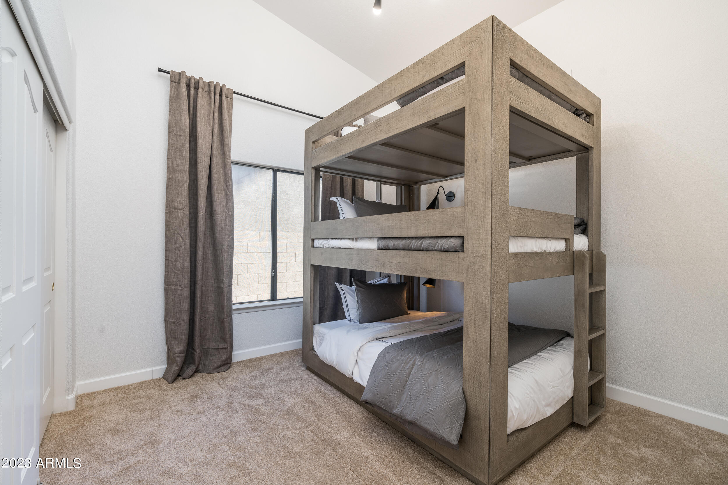 5335 E GROVERS Avenue