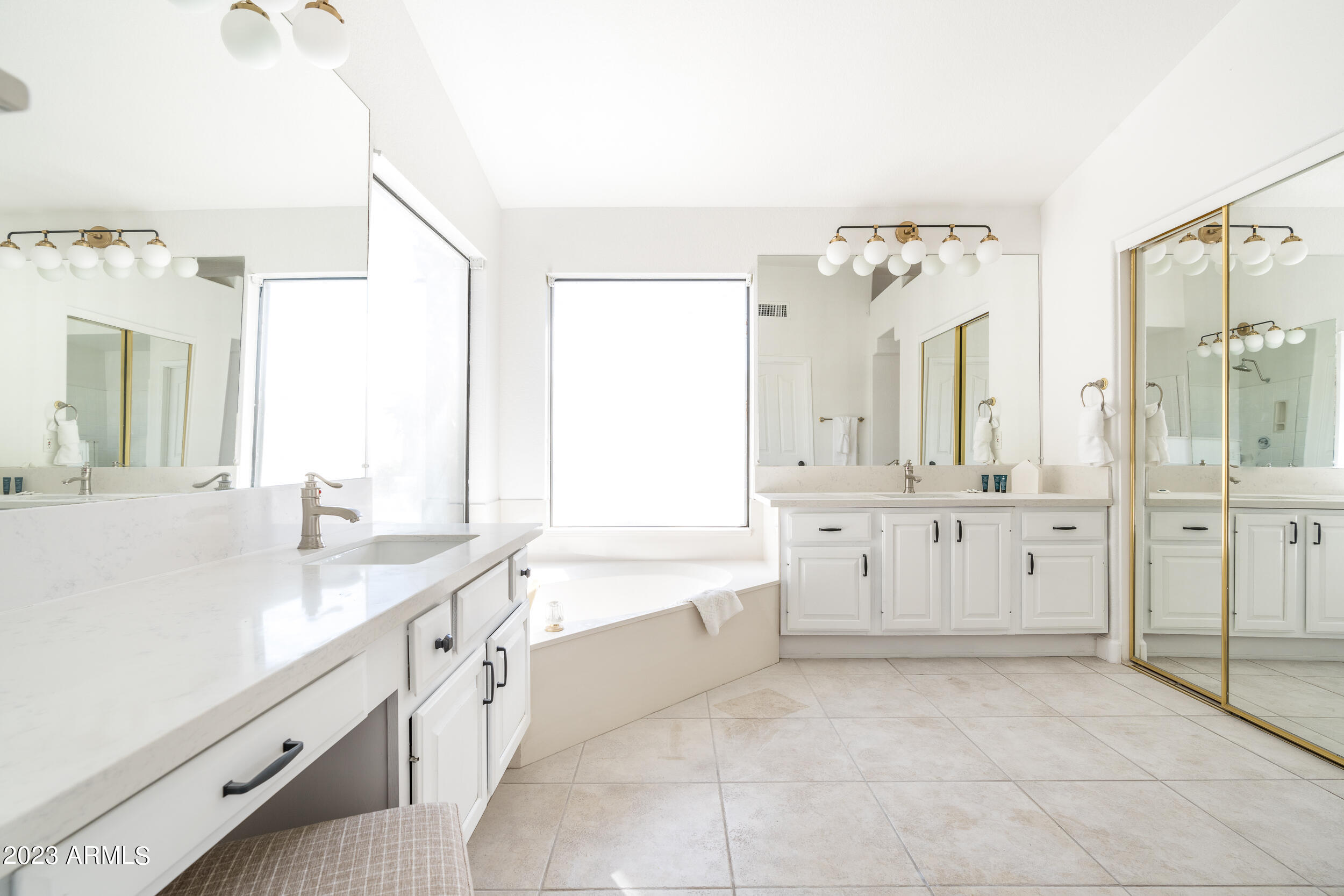 5335 E GROVERS Avenue