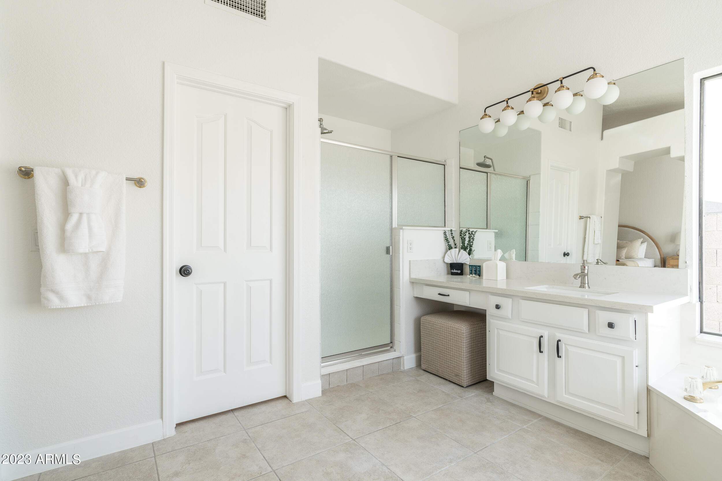 5335 E GROVERS Avenue