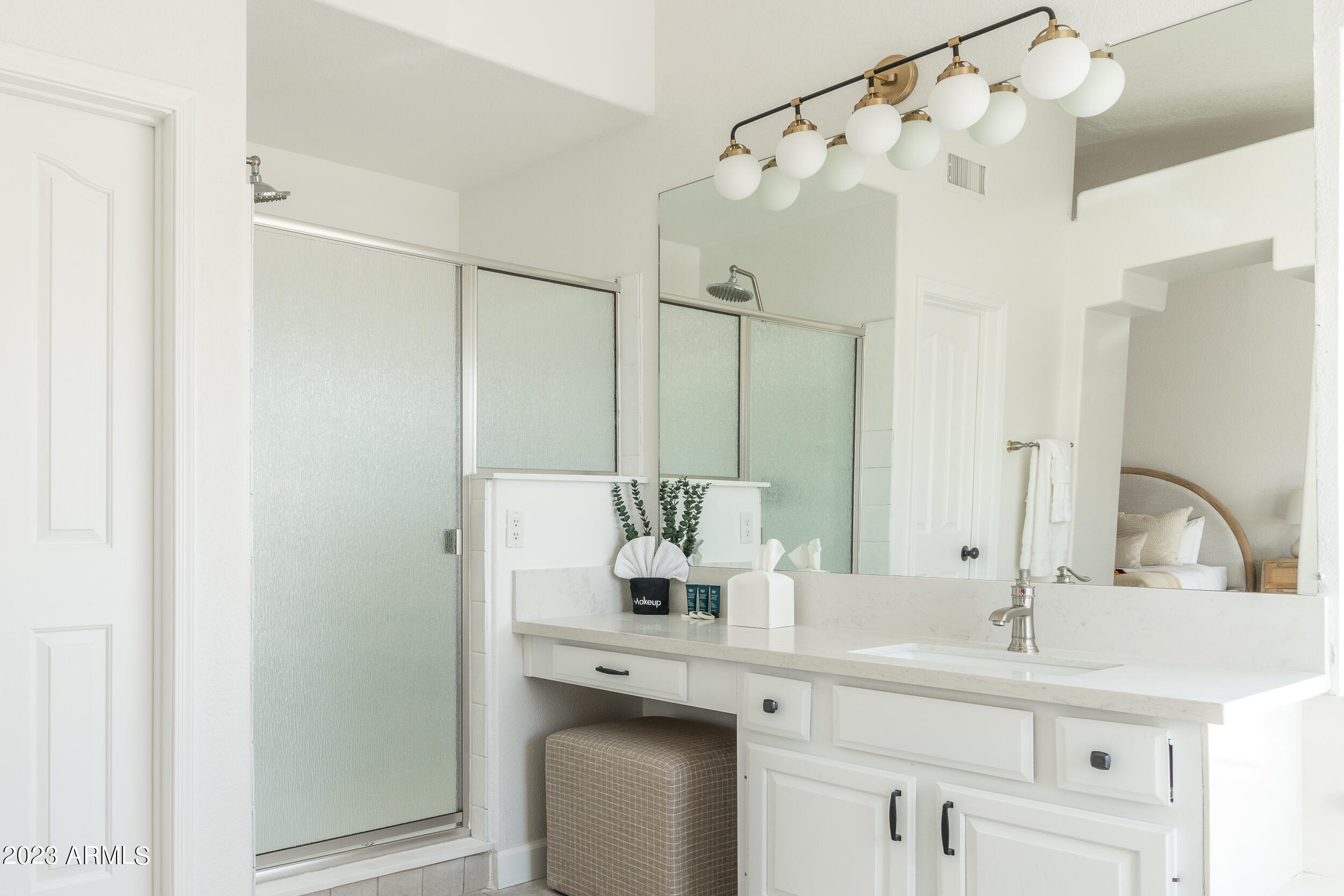 5335 E GROVERS Avenue