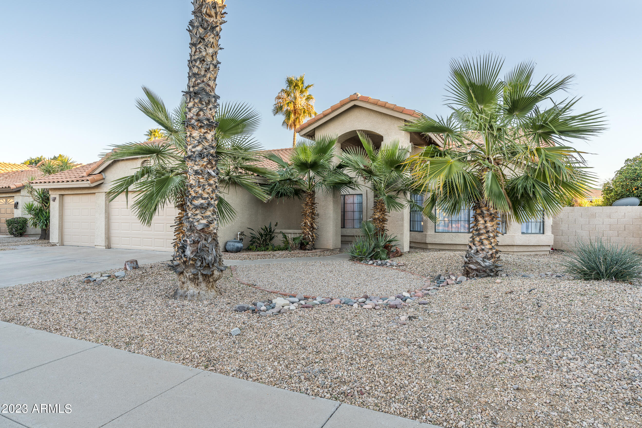 5335 E GROVERS Avenue