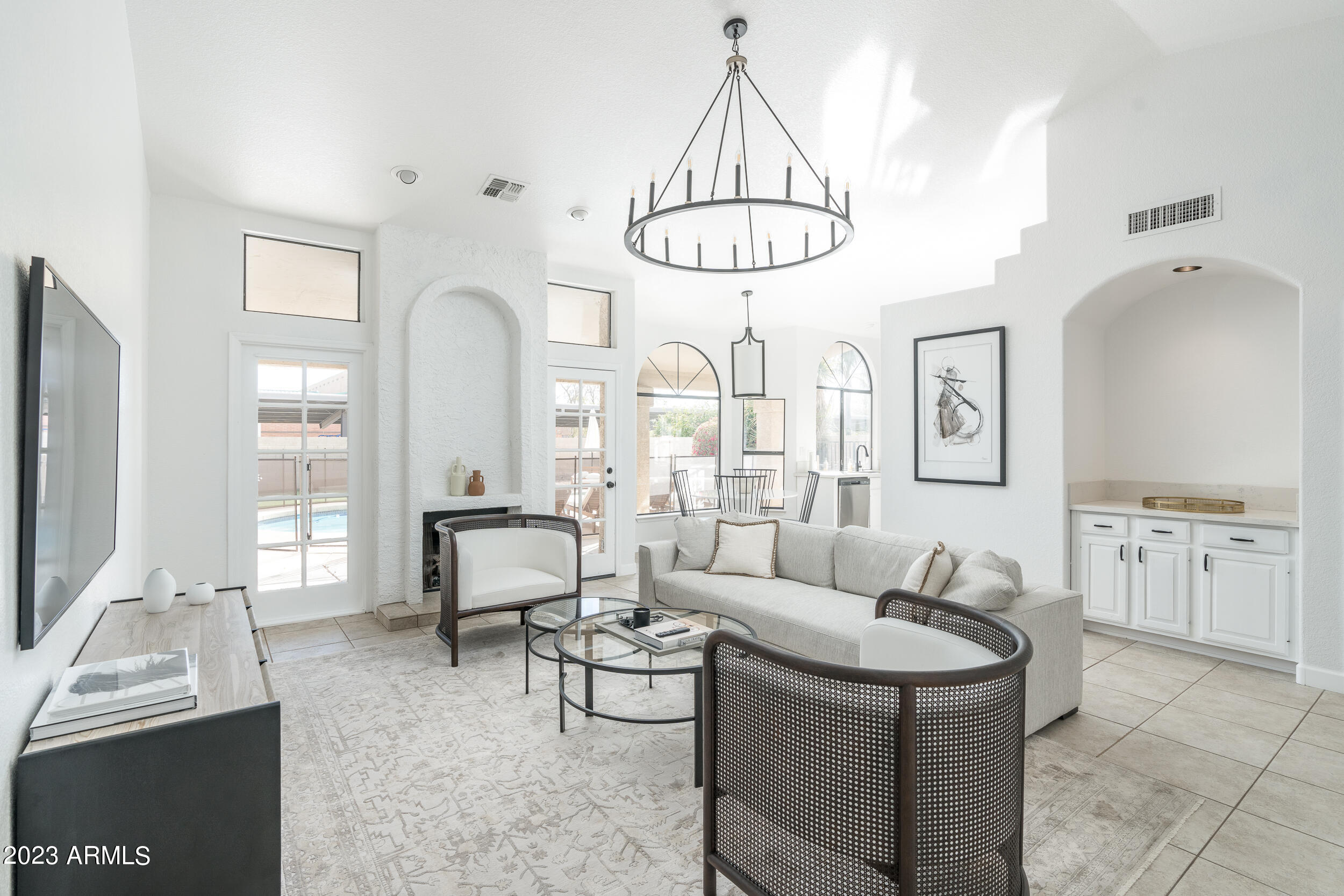 5335 E GROVERS Avenue