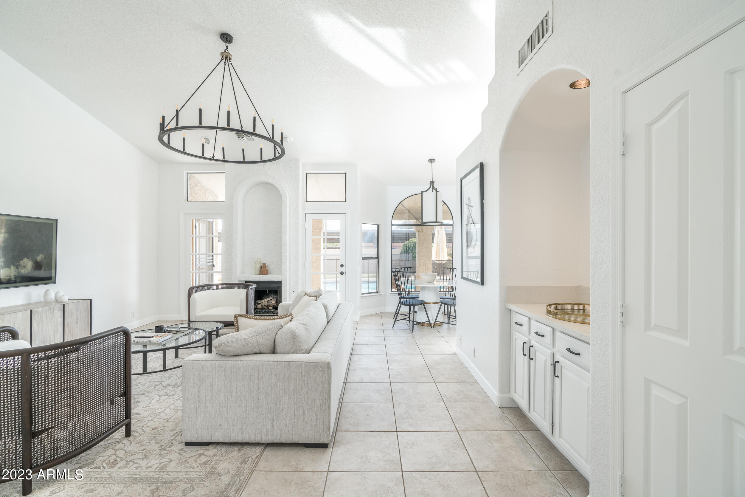 5335 E GROVERS Avenue