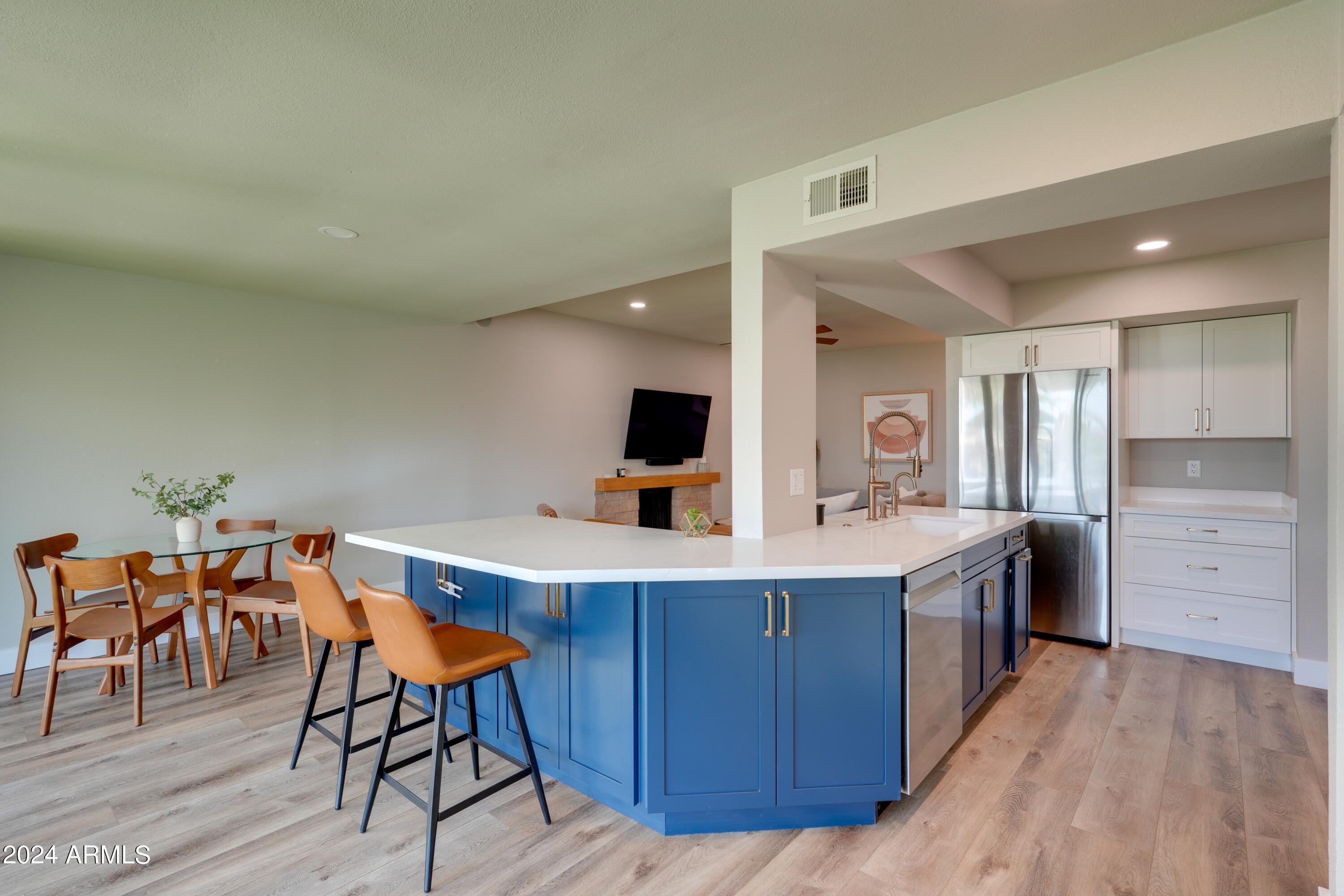 6633 E JUNIPER Avenue