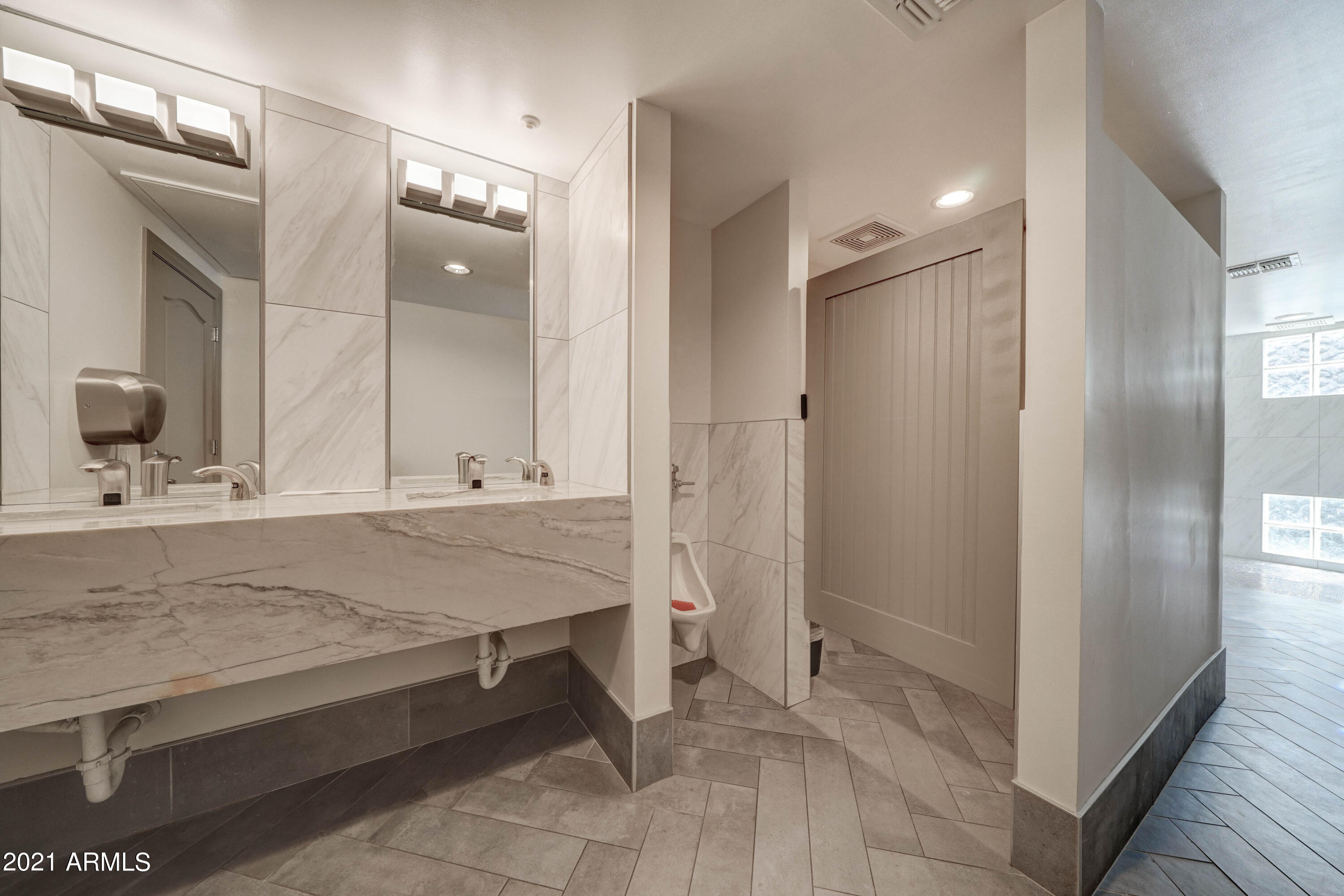 1701 E COLTER Street, 473