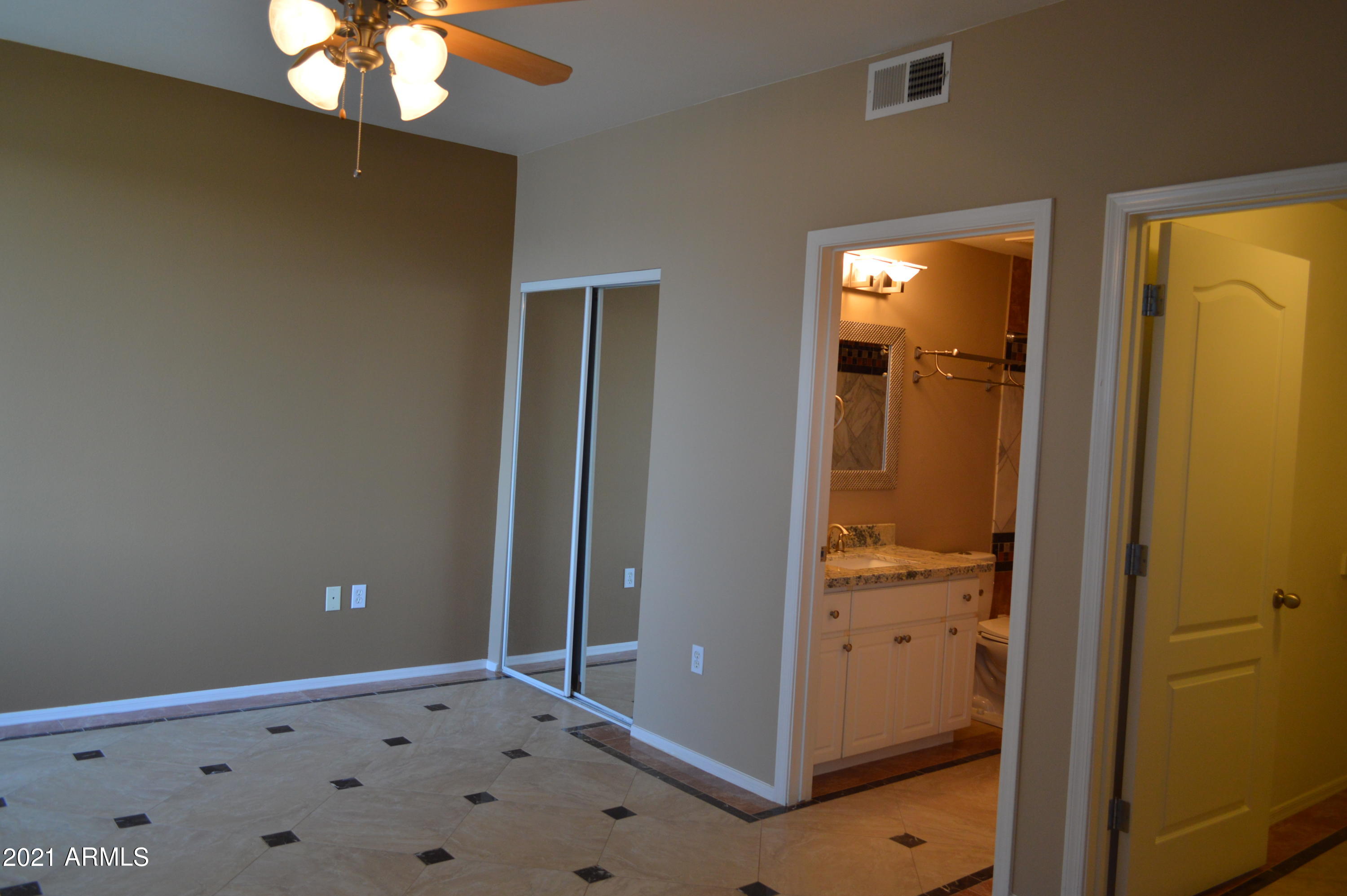 1701 E COLTER Street, 473