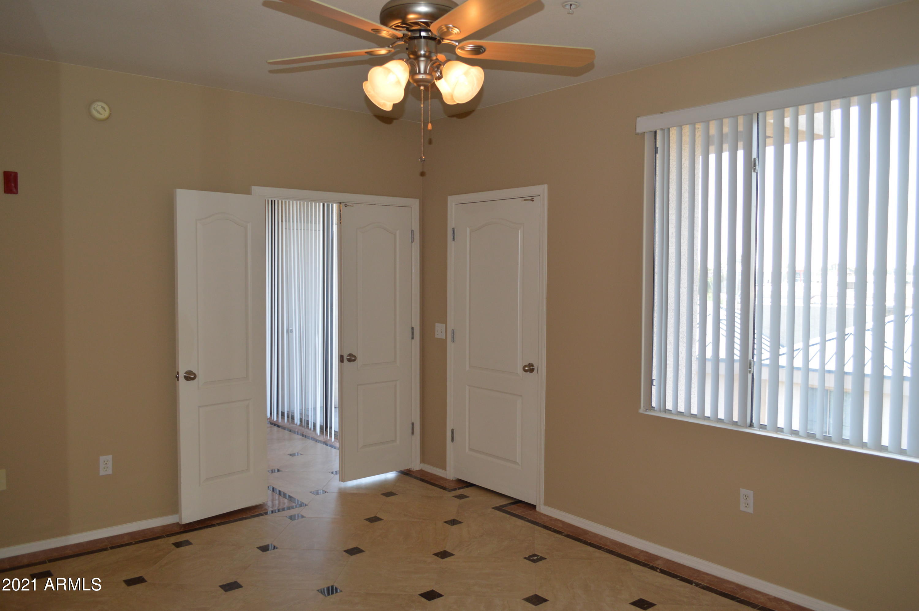 1701 E COLTER Street, 473