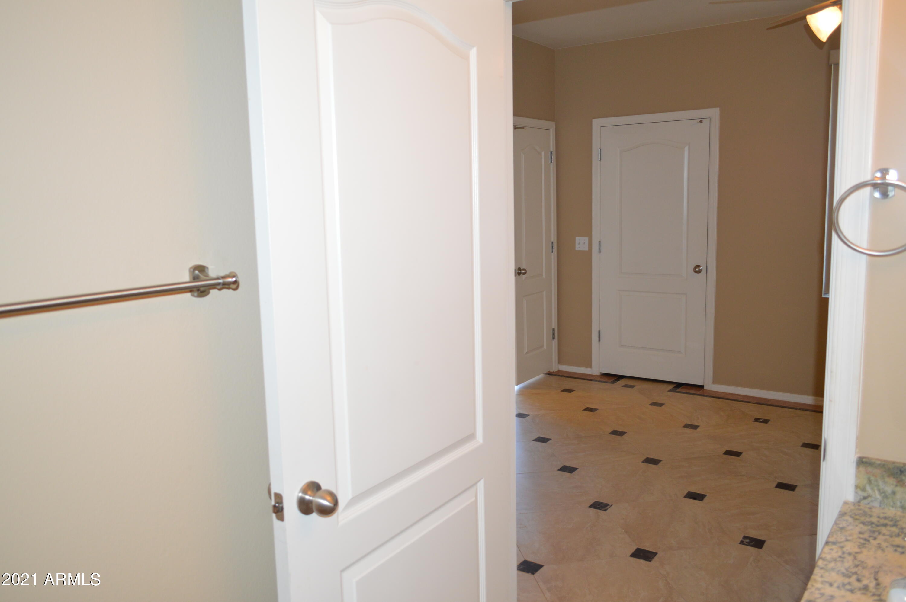 1701 E COLTER Street, 473