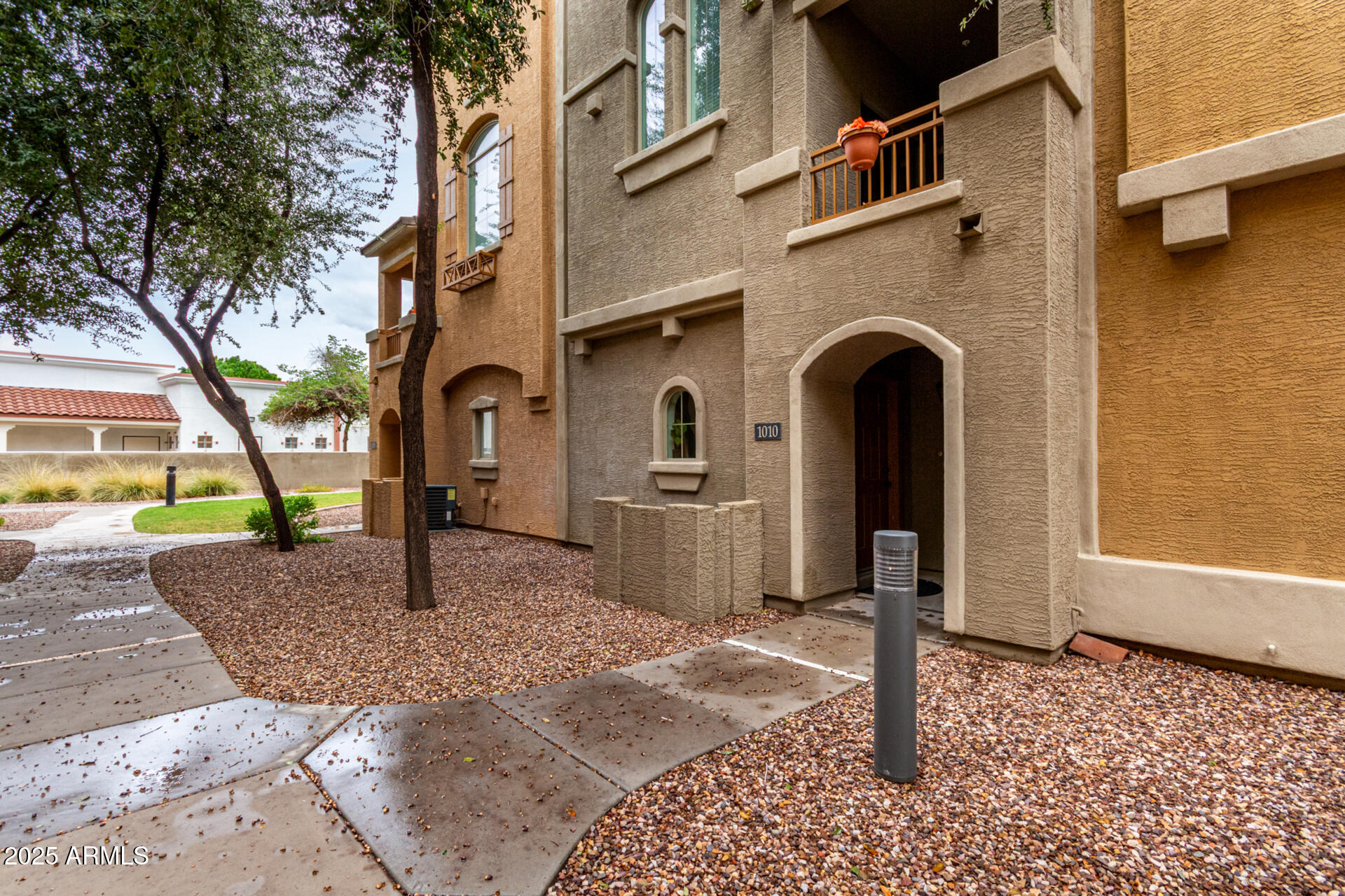 240 W JUNIPER Avenue 1010