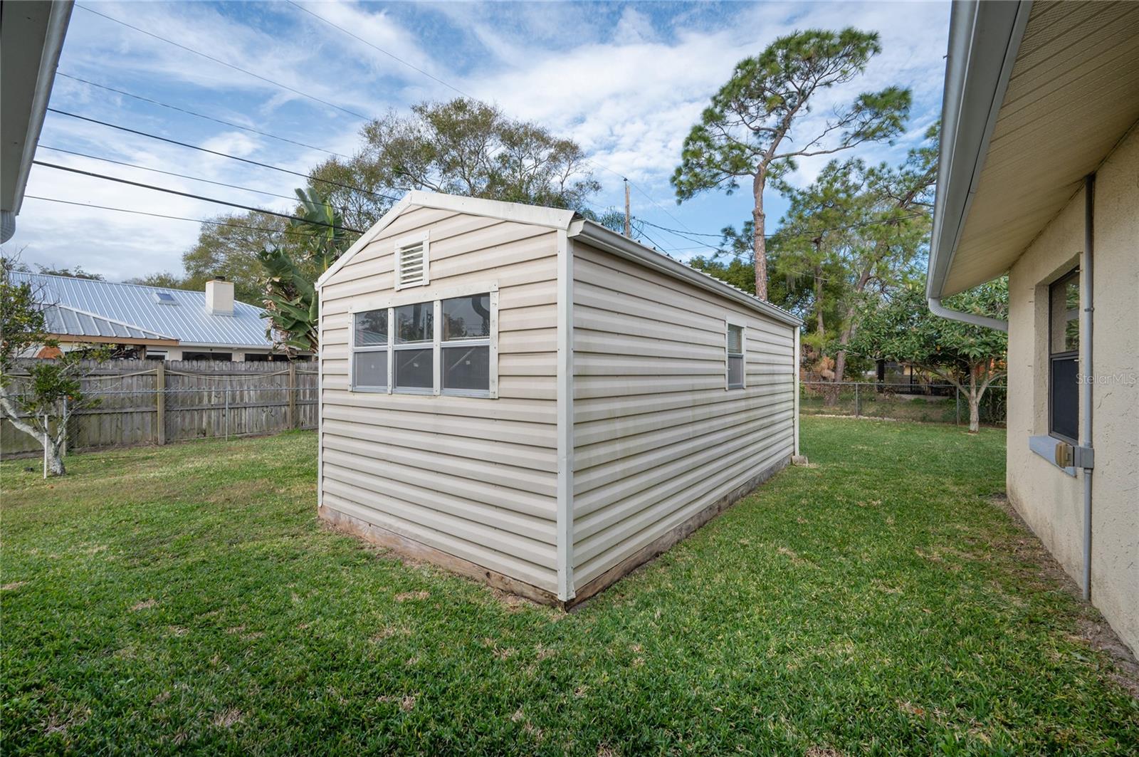 2330 PINE TREE DR