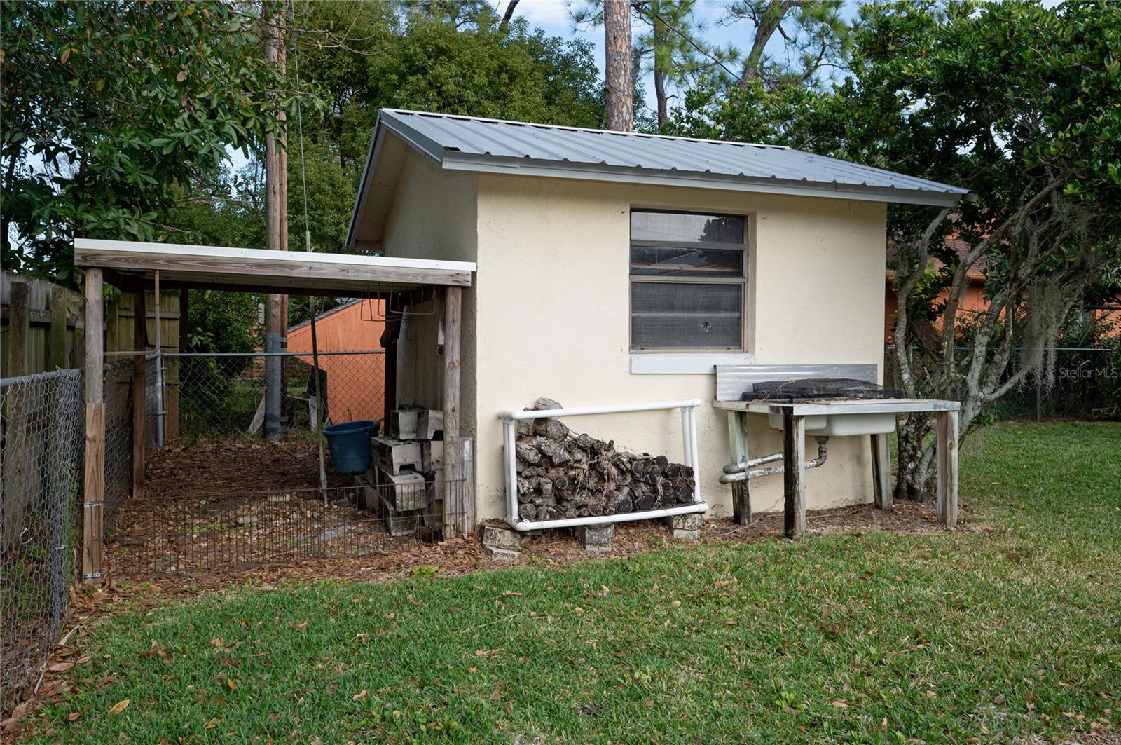 2330 PINE TREE DR