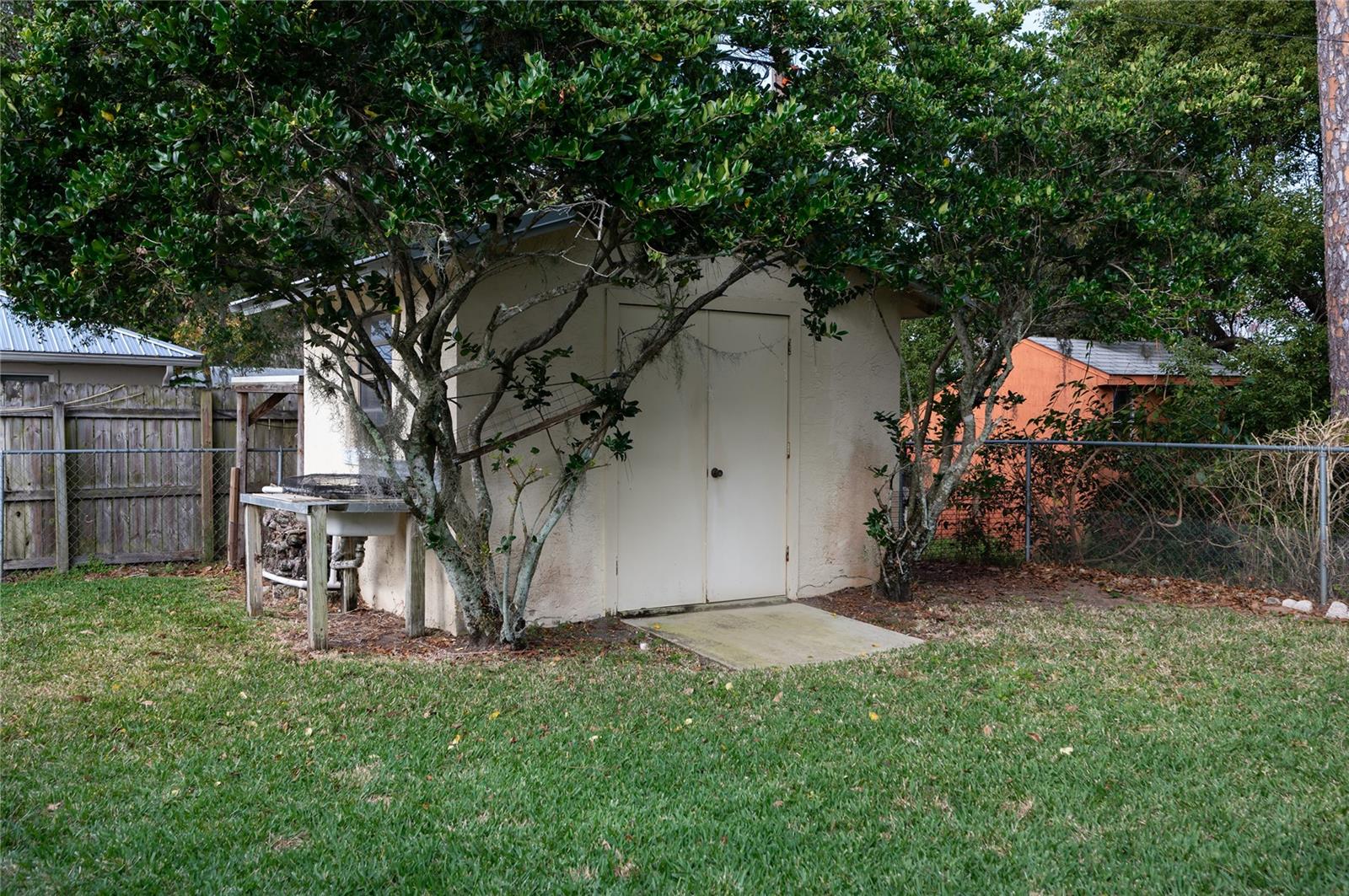 2330 PINE TREE DR