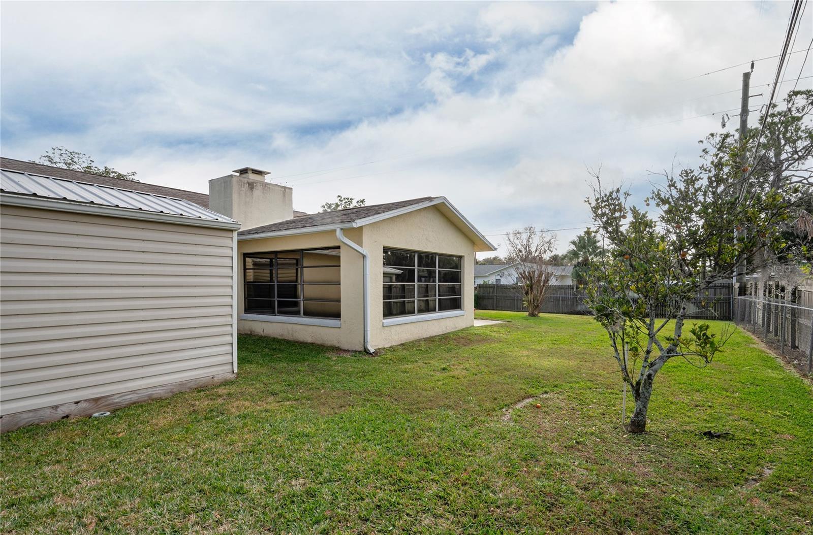 2330 PINE TREE DR