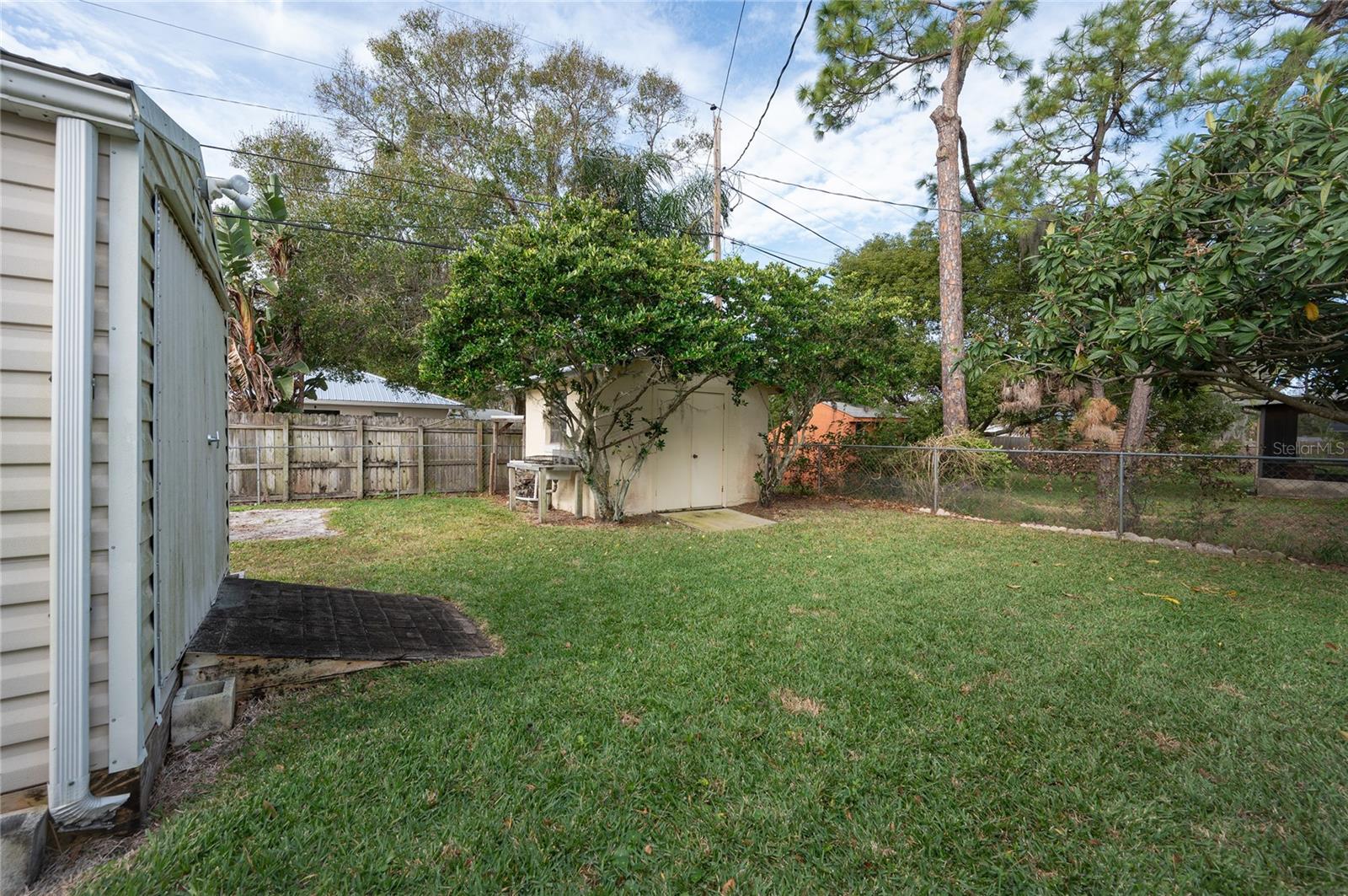 2330 PINE TREE DR