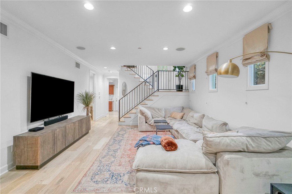 133 Hollister Avenue