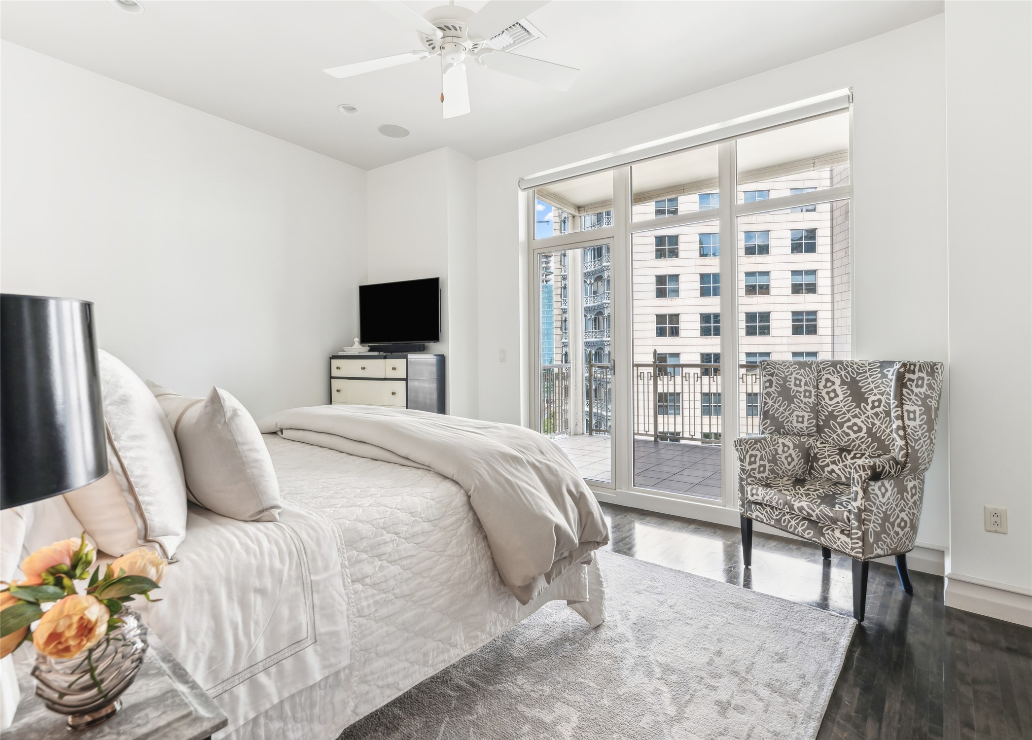 2555 N Pearl Street 1204