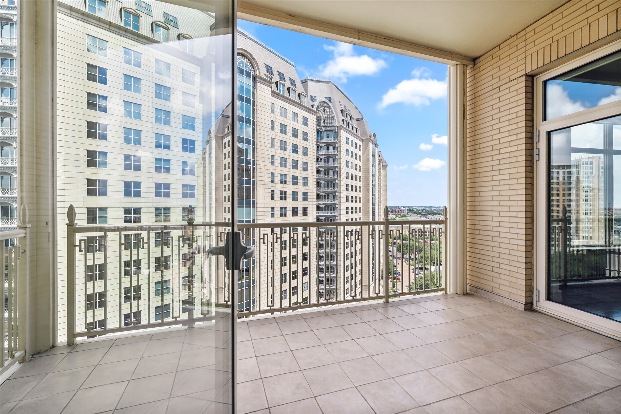 2555 N Pearl Street 1204