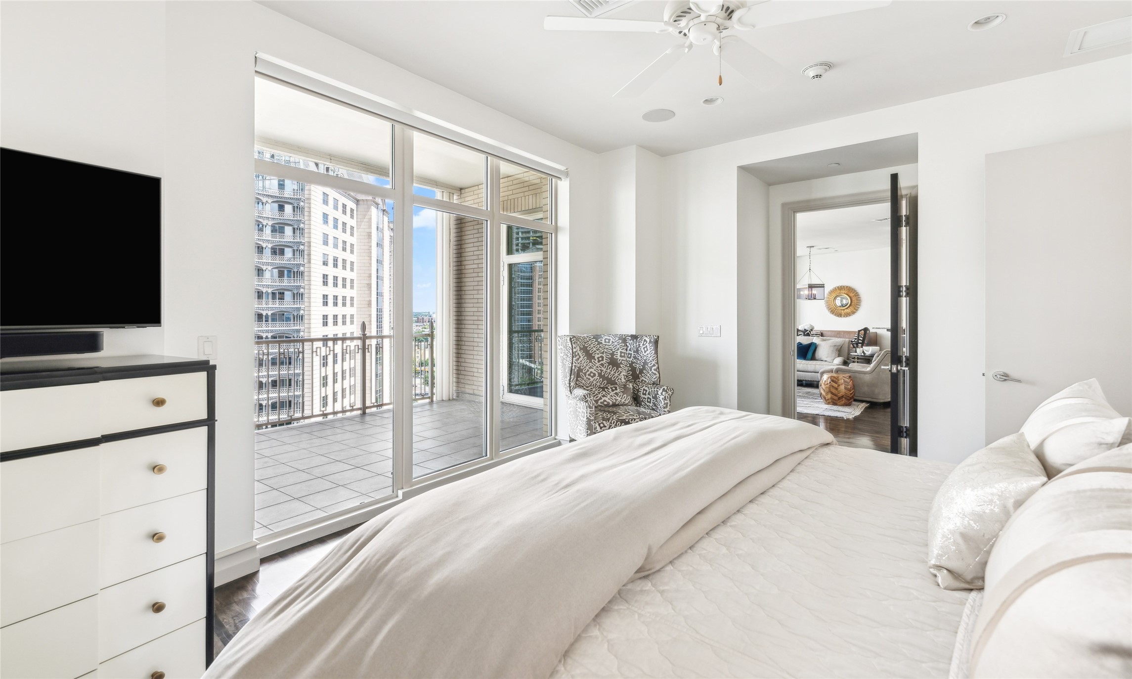 2555 N Pearl Street 1204
