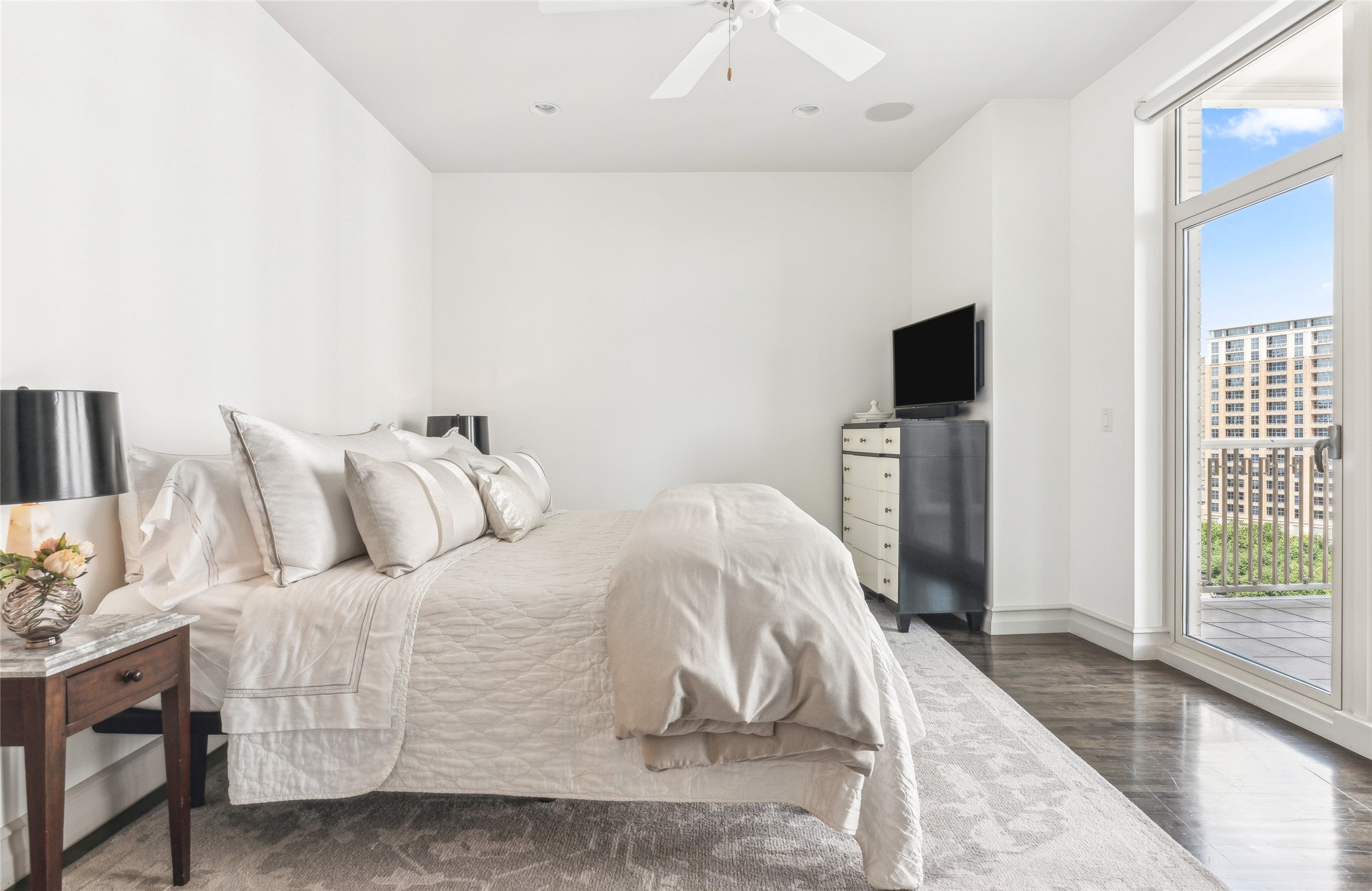 2555 N Pearl Street 1204