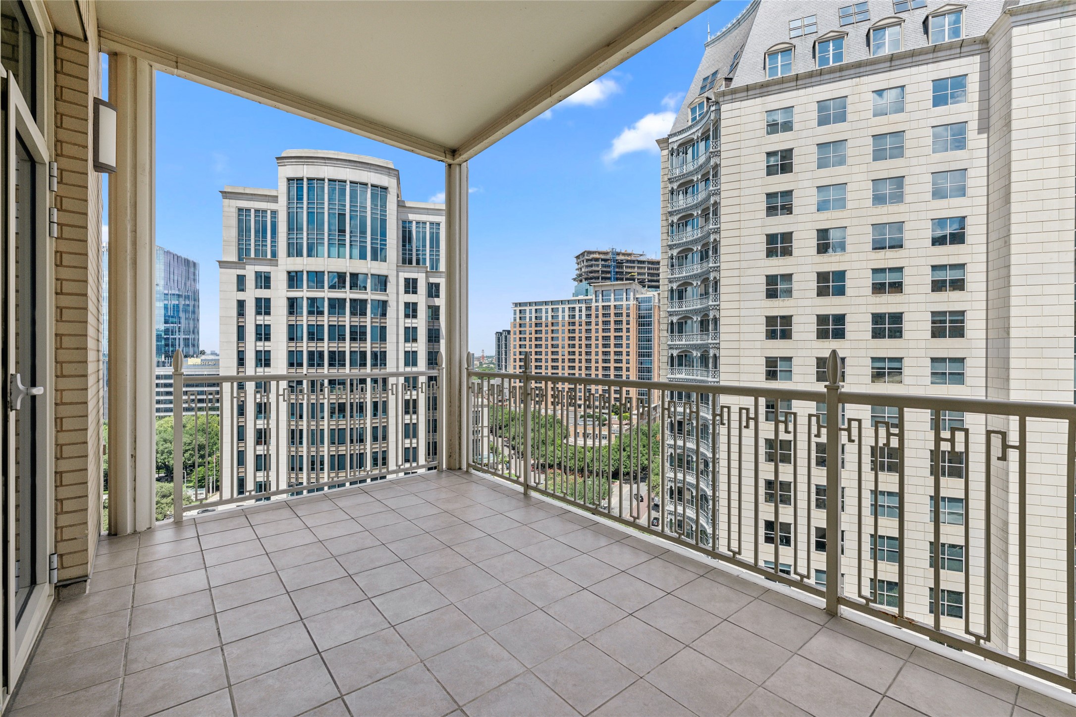 2555 N Pearl Street 1204