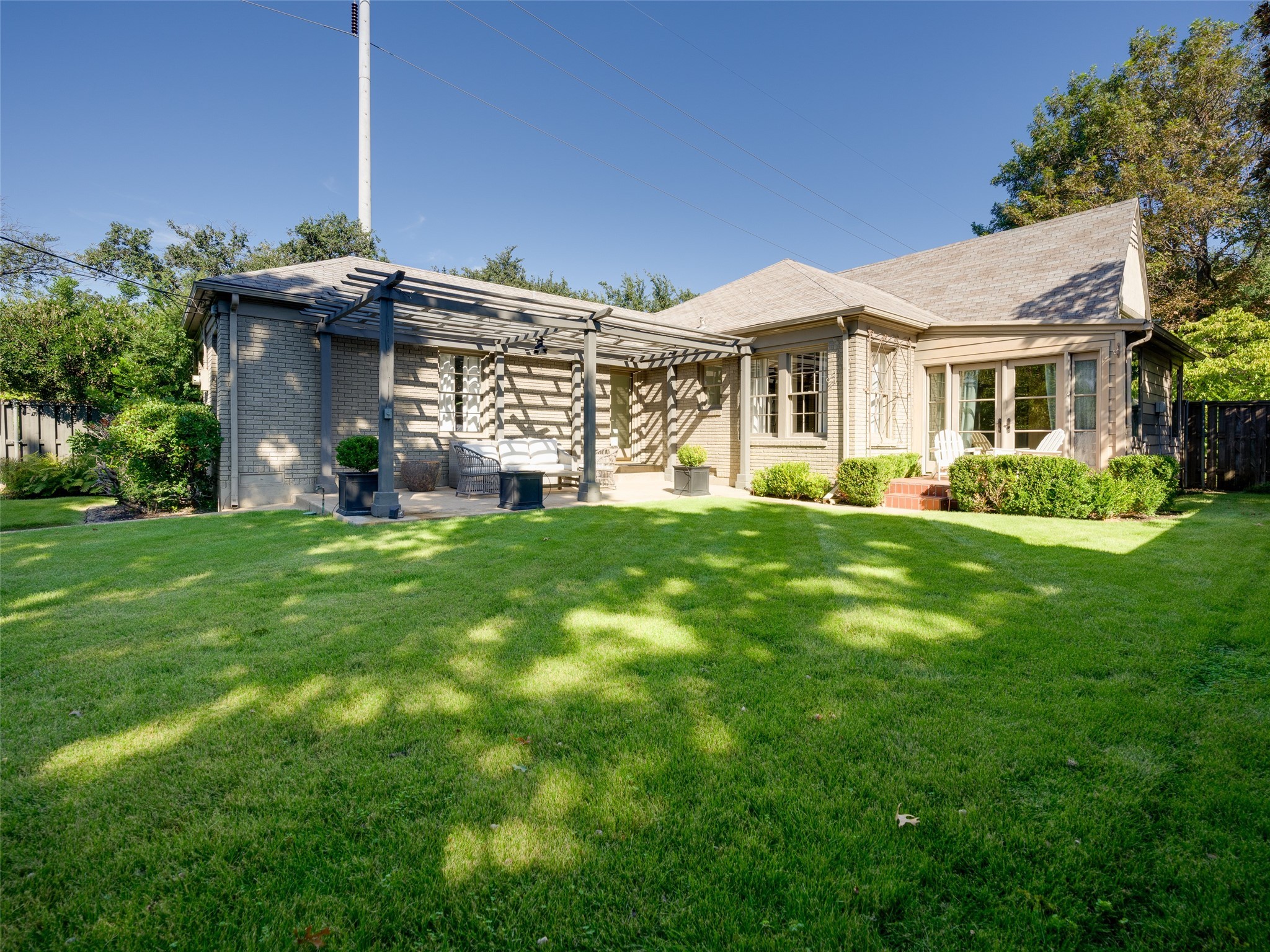 4545 N Versailles Avenue