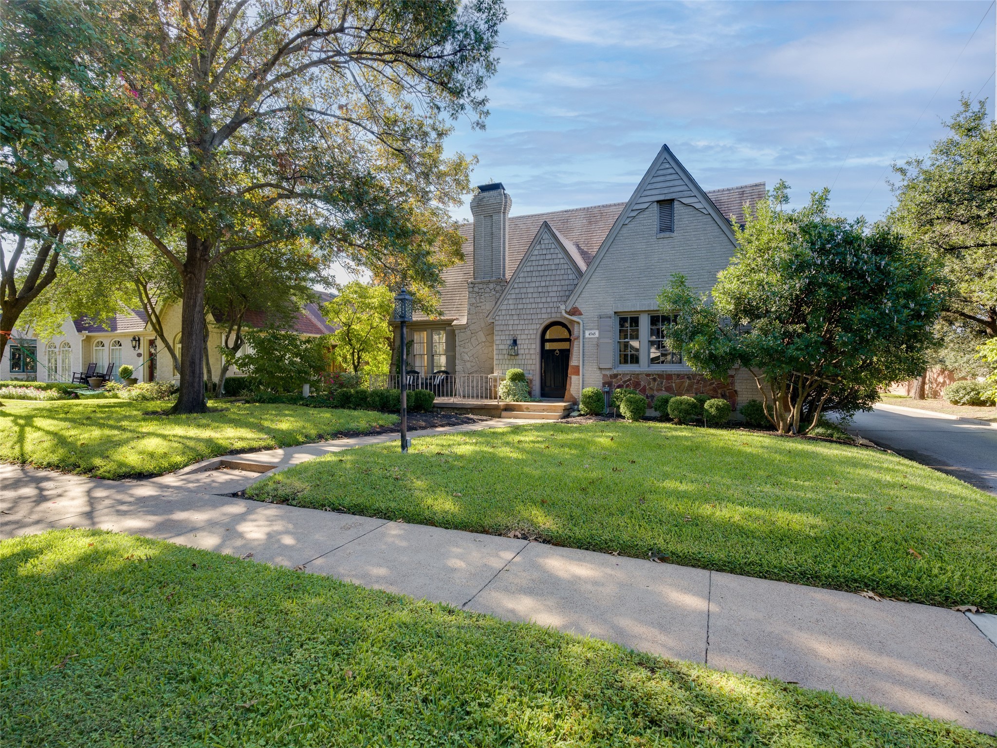 4545 N Versailles Avenue