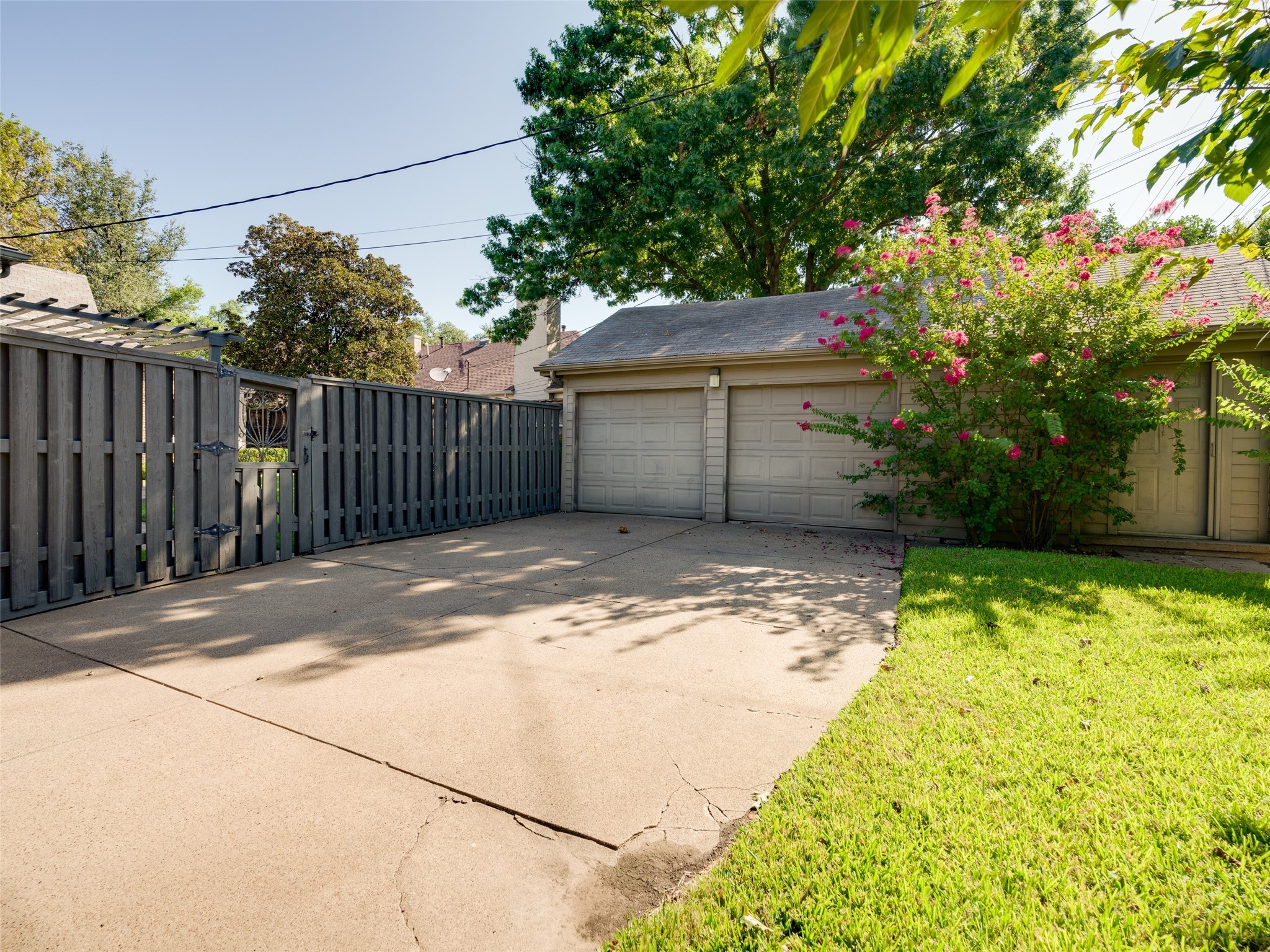 4545 N Versailles Avenue