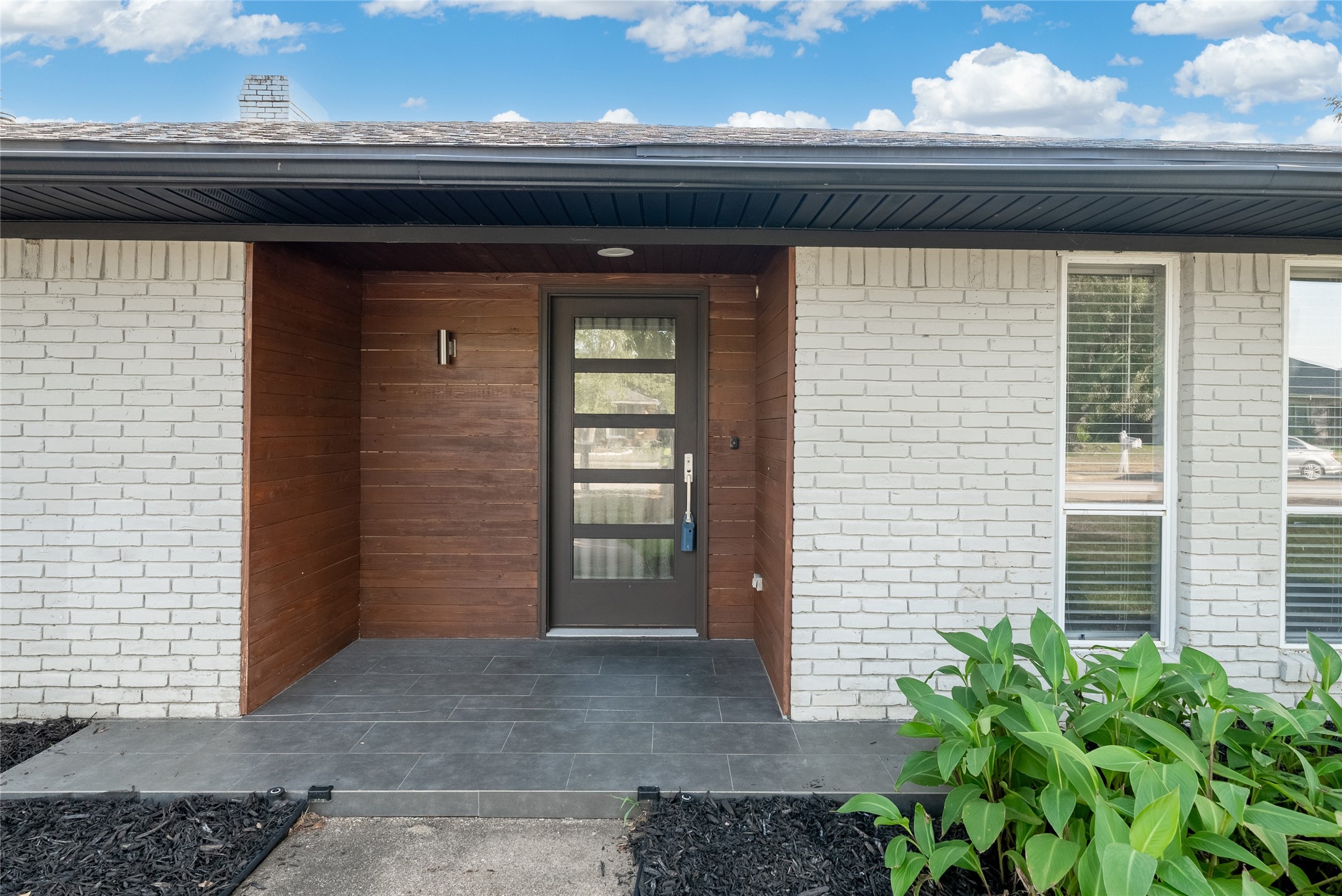 2100 Mistletoe Drive