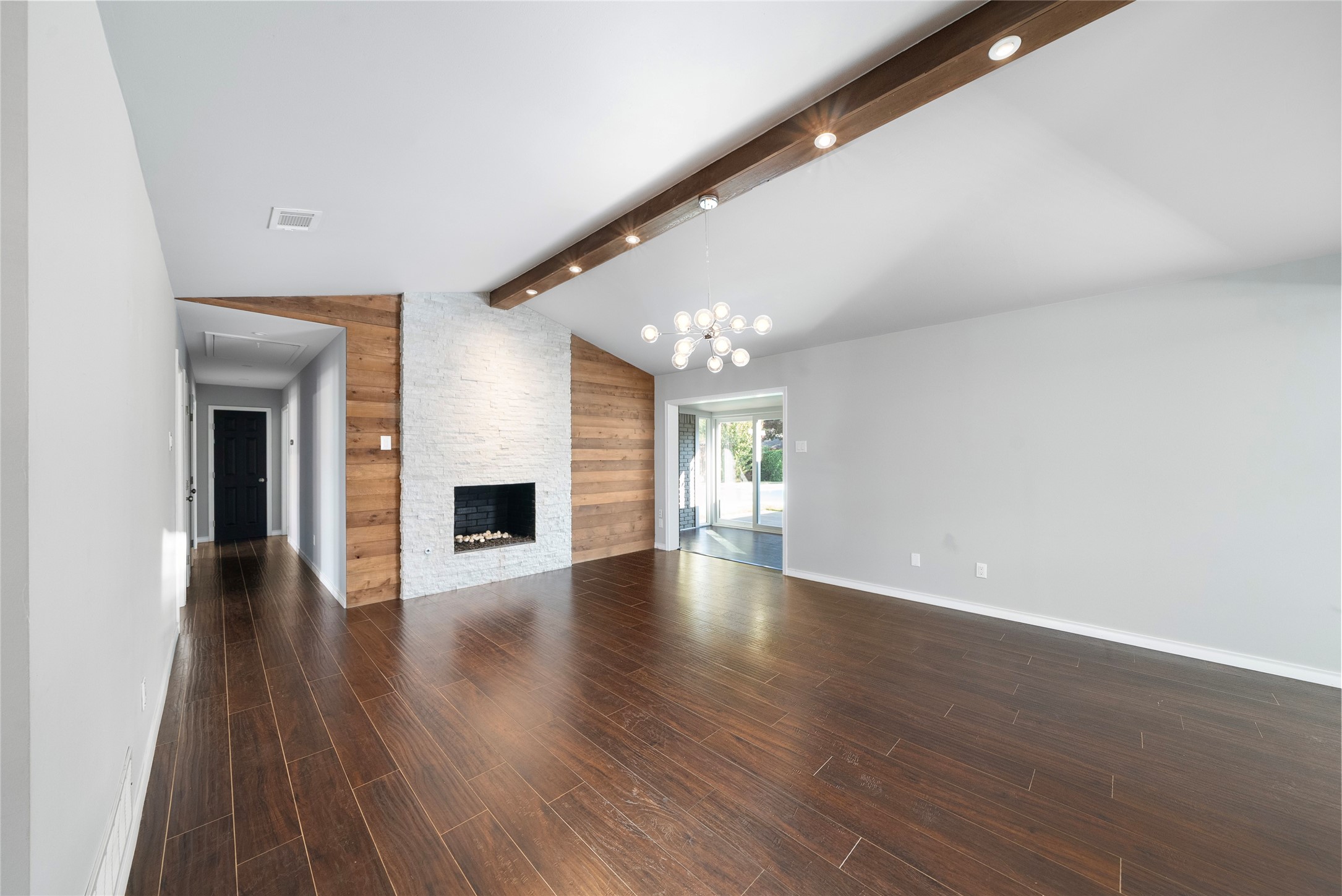 2100 Mistletoe Drive