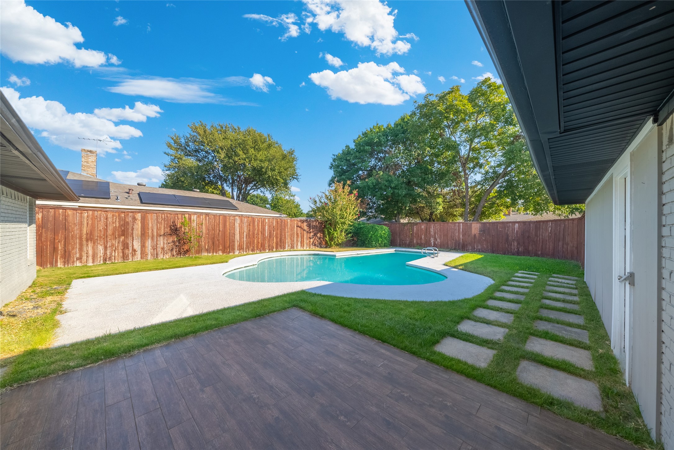 2100 Mistletoe Drive