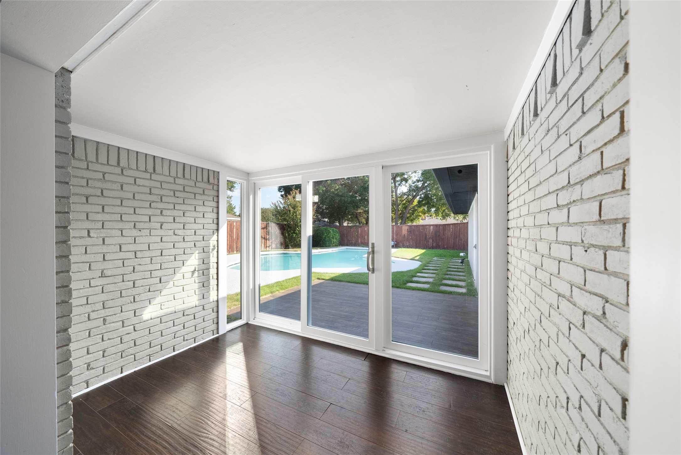 2100 Mistletoe Drive