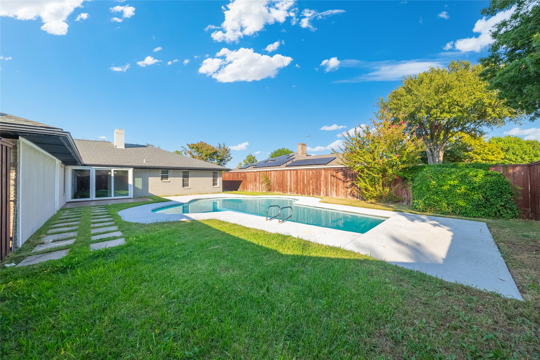 2100 Mistletoe Drive