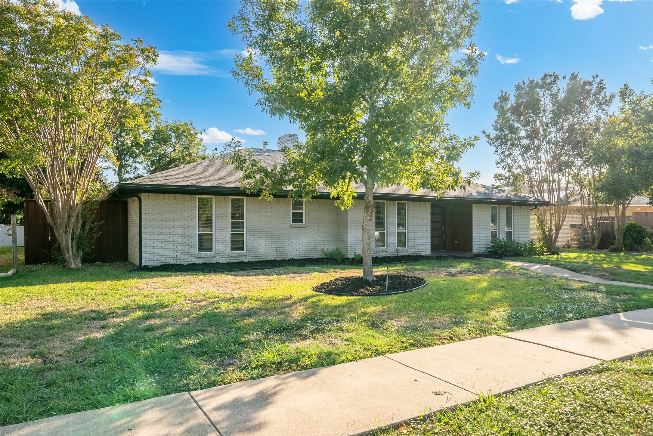 2100 Mistletoe Drive