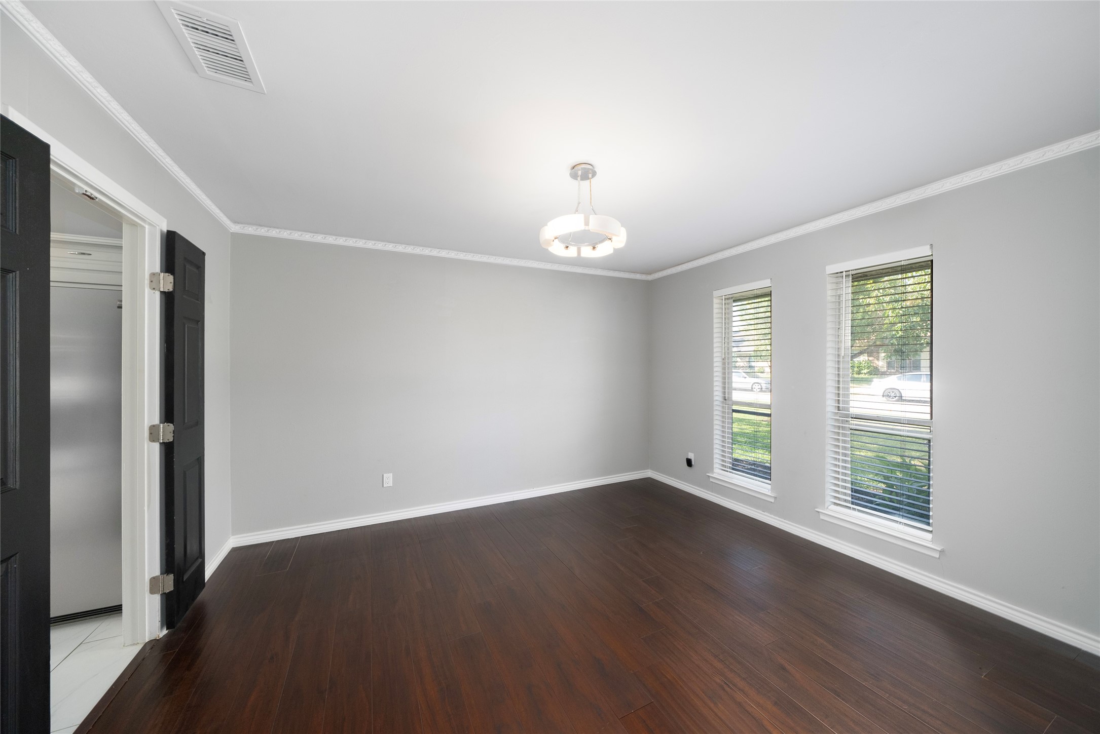 2100 Mistletoe Drive