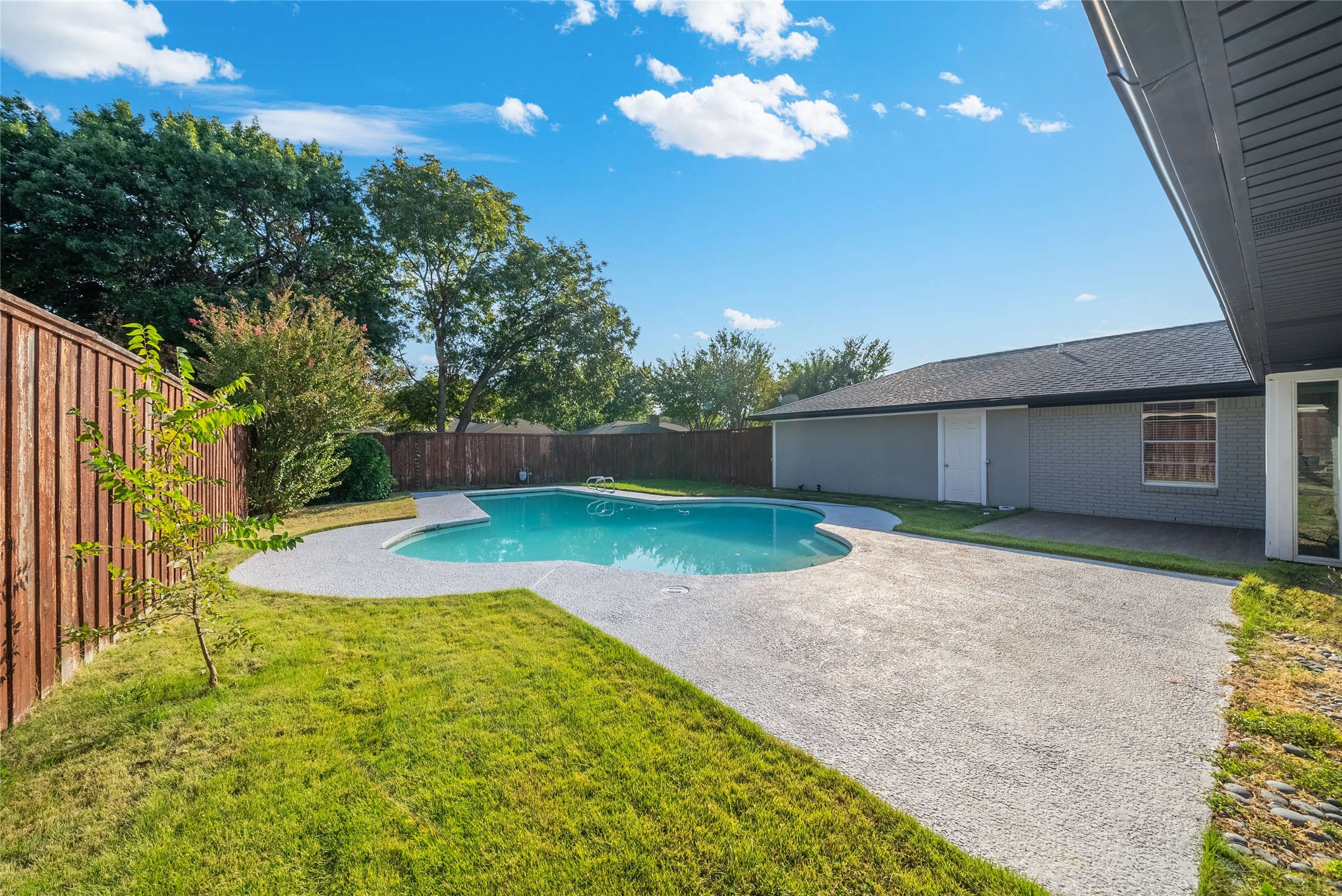 2100 Mistletoe Drive