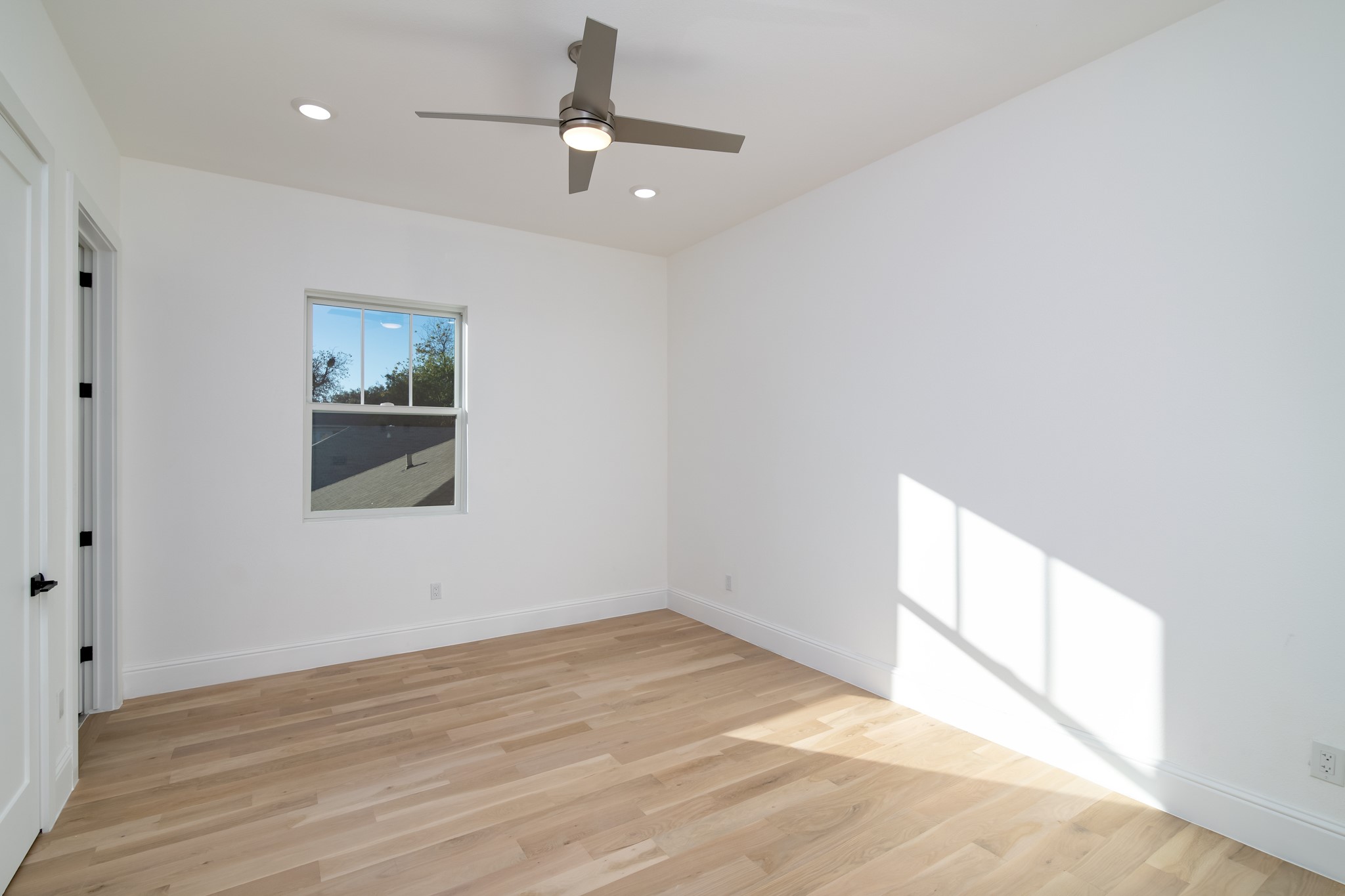 5946 Llano Avenue