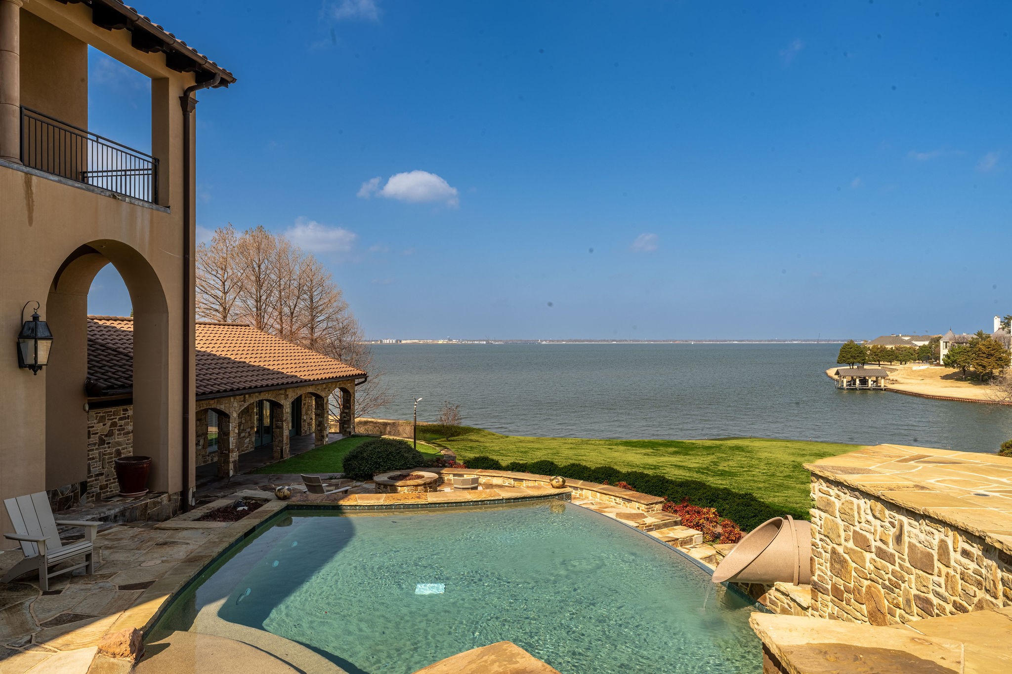 8 Meadowlake Drive