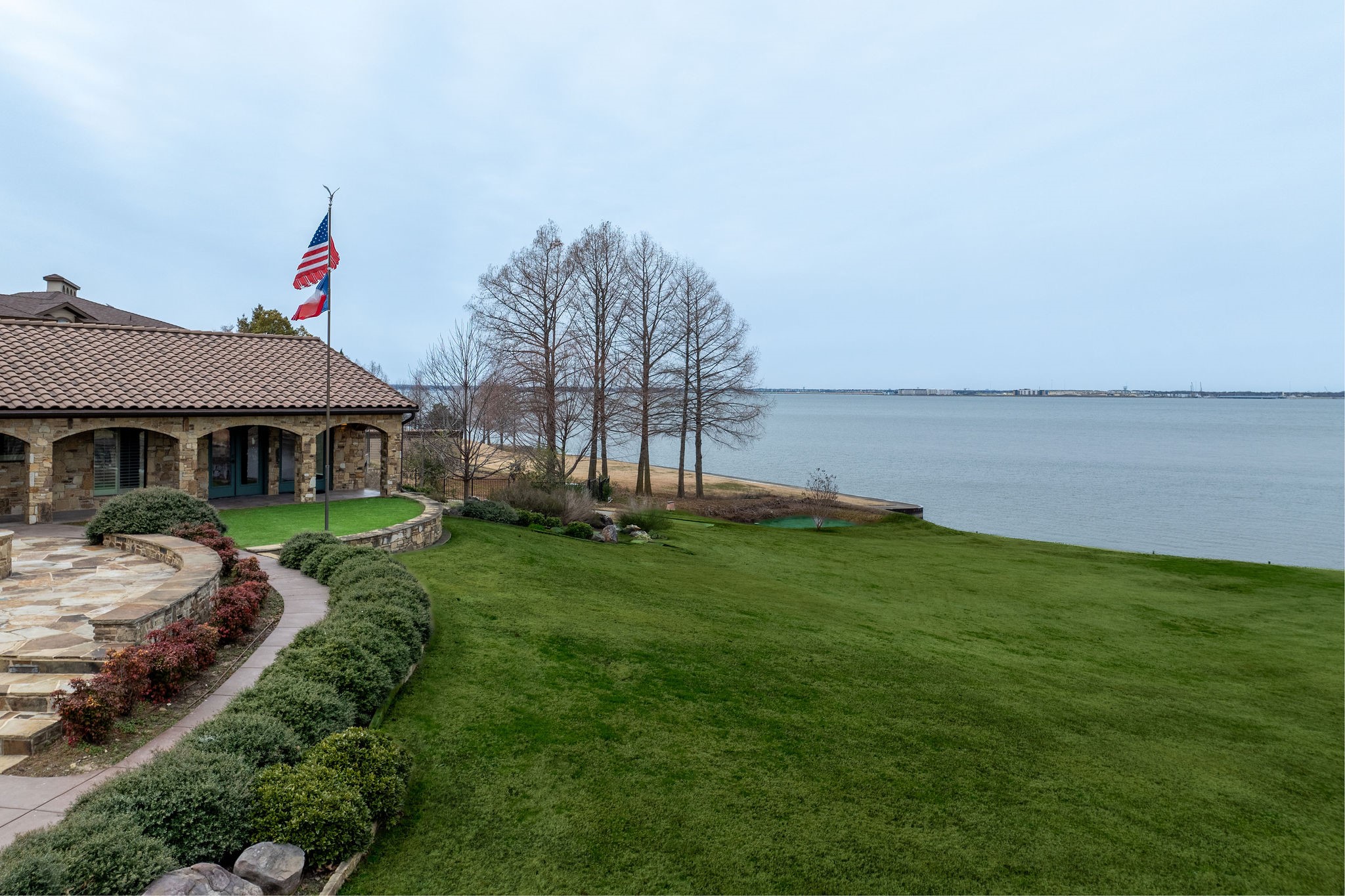 8 Meadowlake Drive