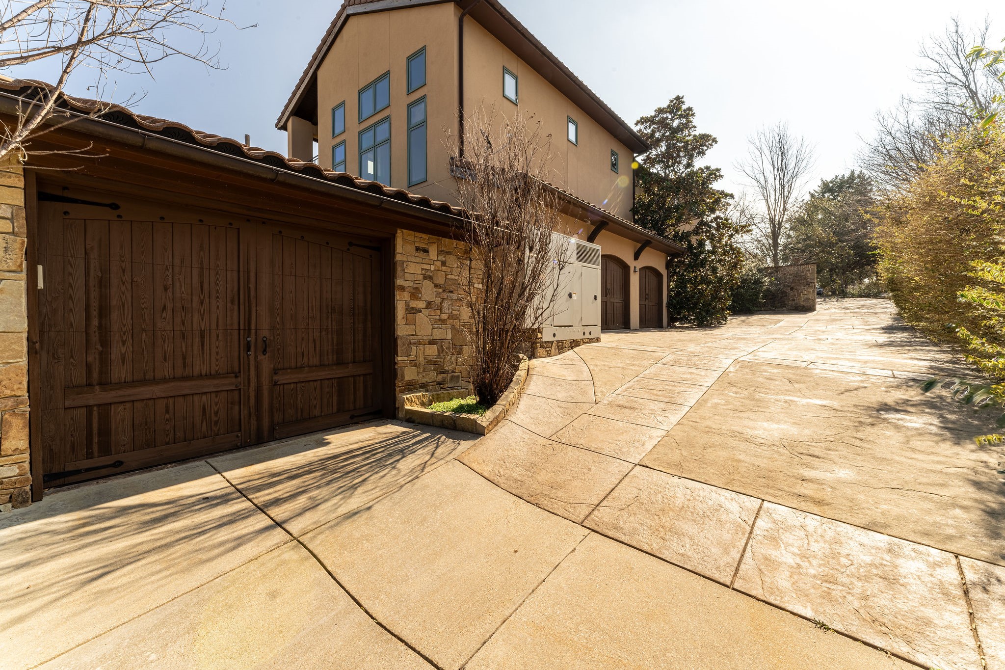 8 Meadowlake Drive