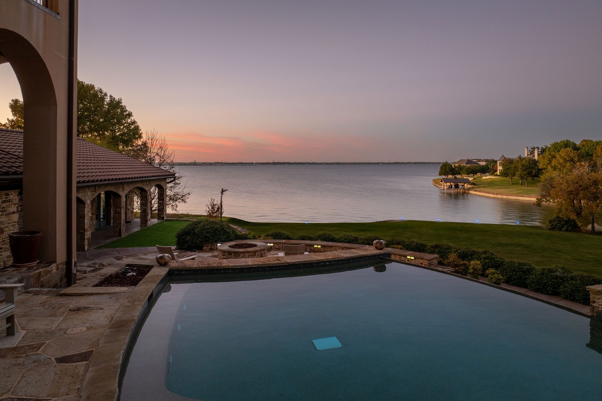 8 Meadowlake Drive