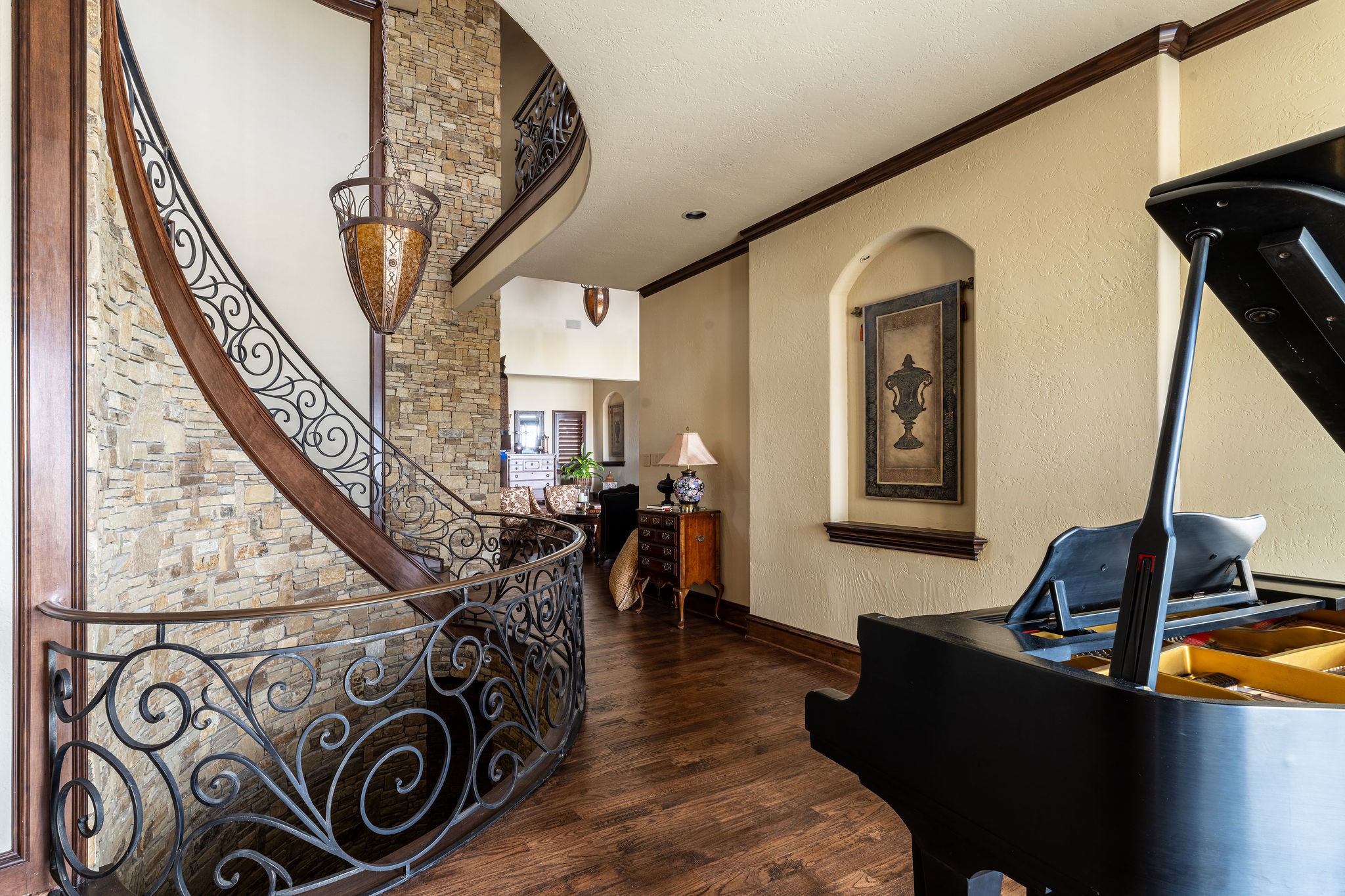 8 Meadowlake Drive