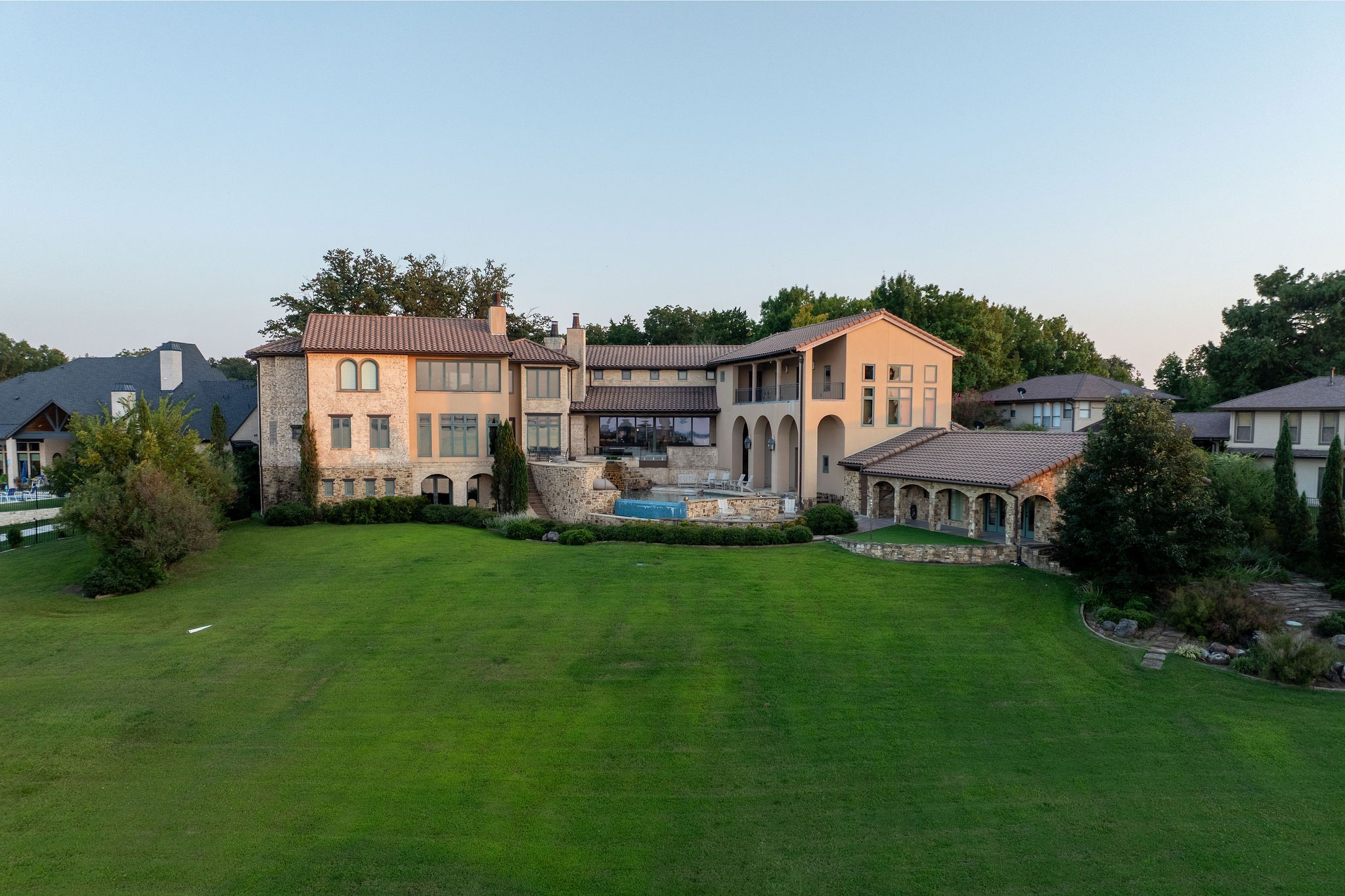 8 Meadowlake Drive