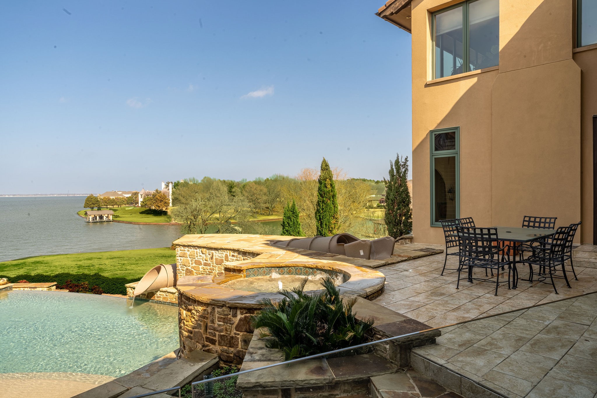 8 Meadowlake Drive