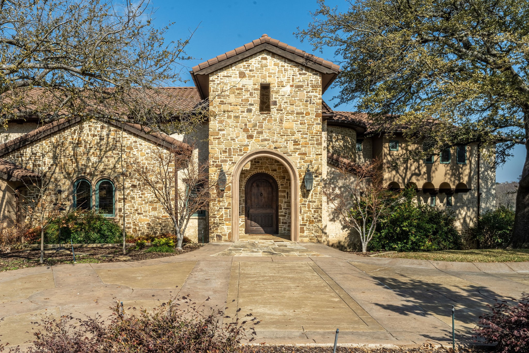 8 Meadowlake Drive