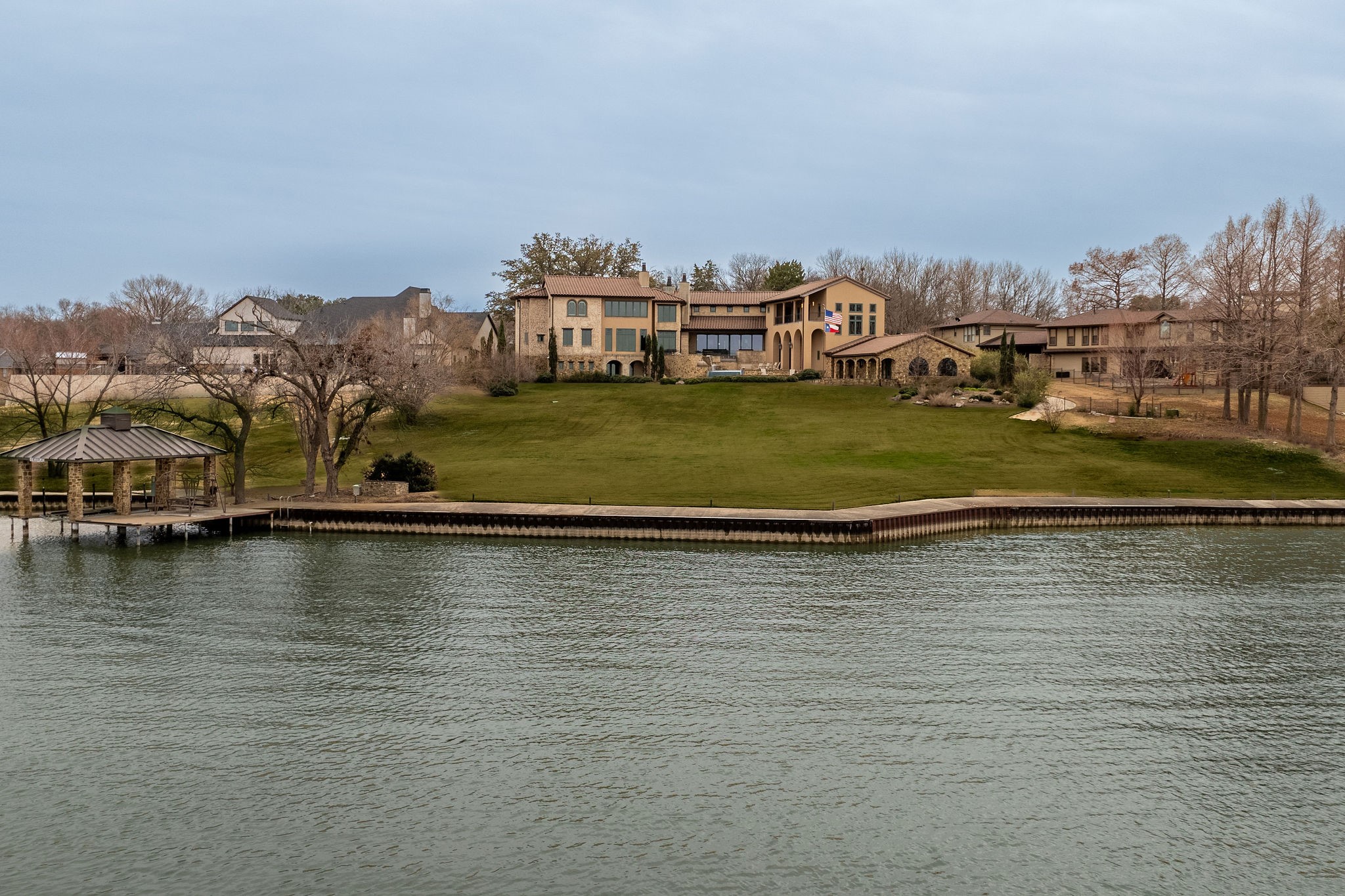 8 Meadowlake Drive